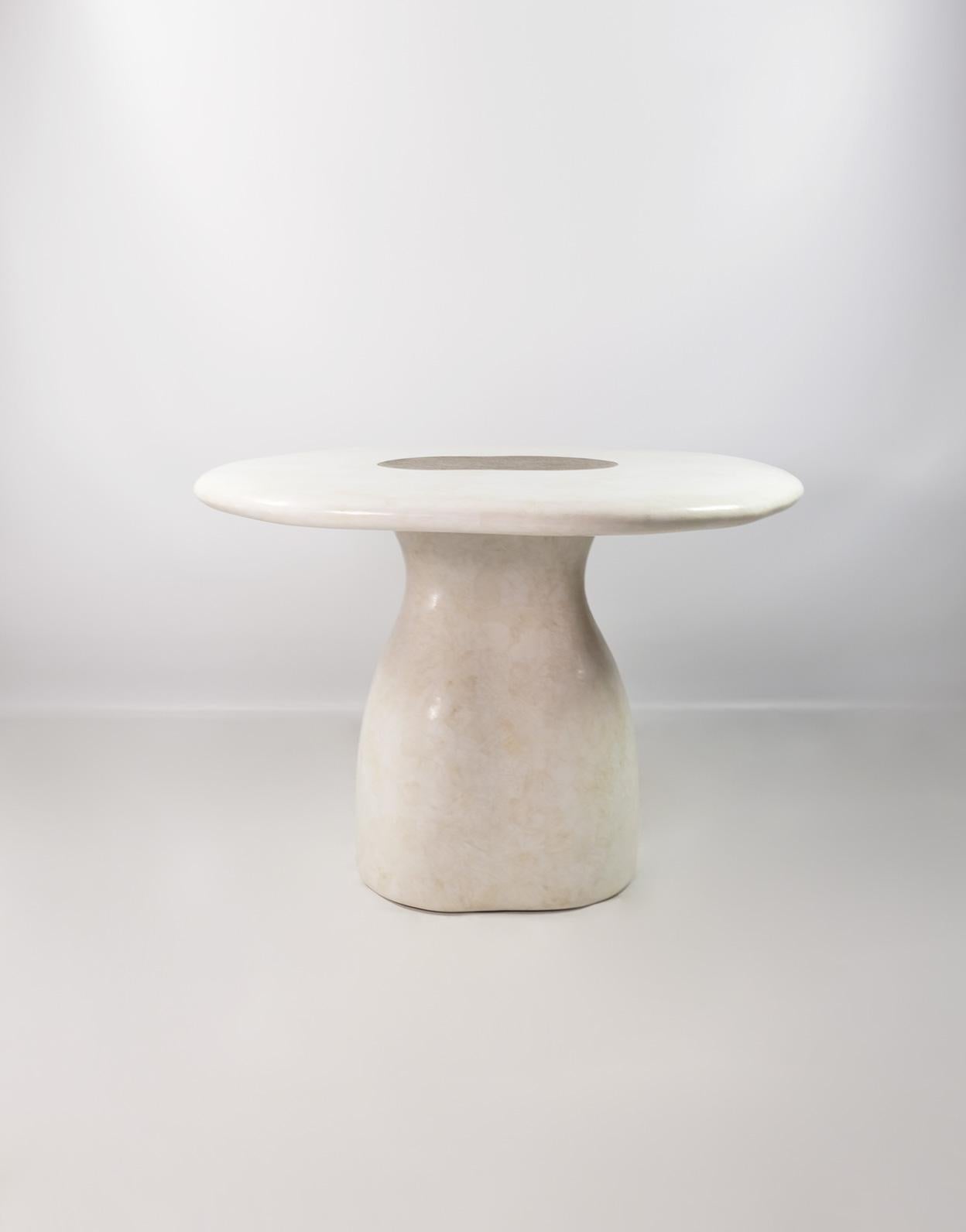 Cette table centrale de forme organique est composée d'un plateau en marqueterie de cristal de roche blanc et d'un décor en laiton texturé (martelé).
La base est en marqueterie de cristal de roche blanc.
Cette pièce peut être utilisée comme table