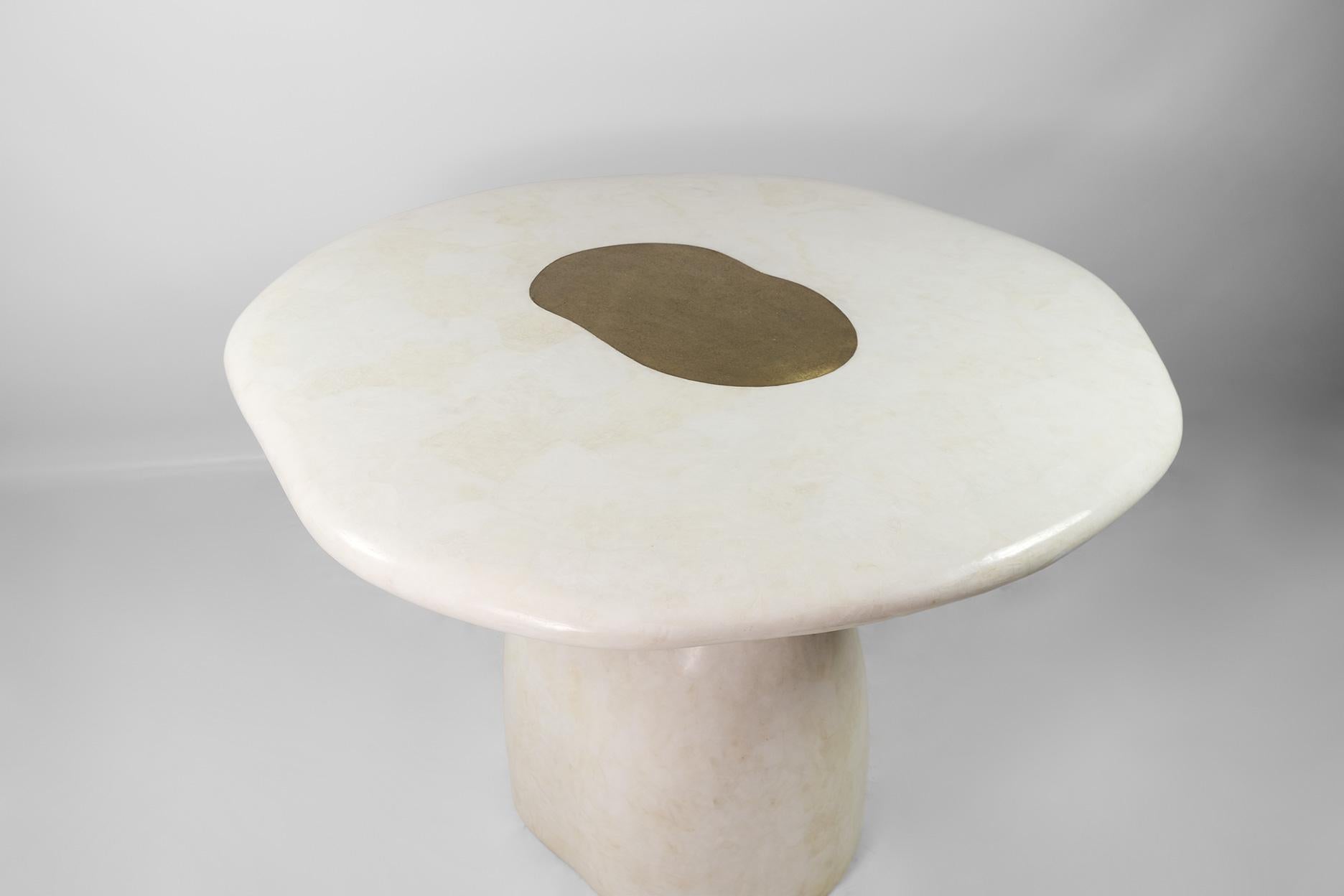 Organique Table centrale organique en cristal de Table Rock et laiton texturé par Ginger Brown en vente