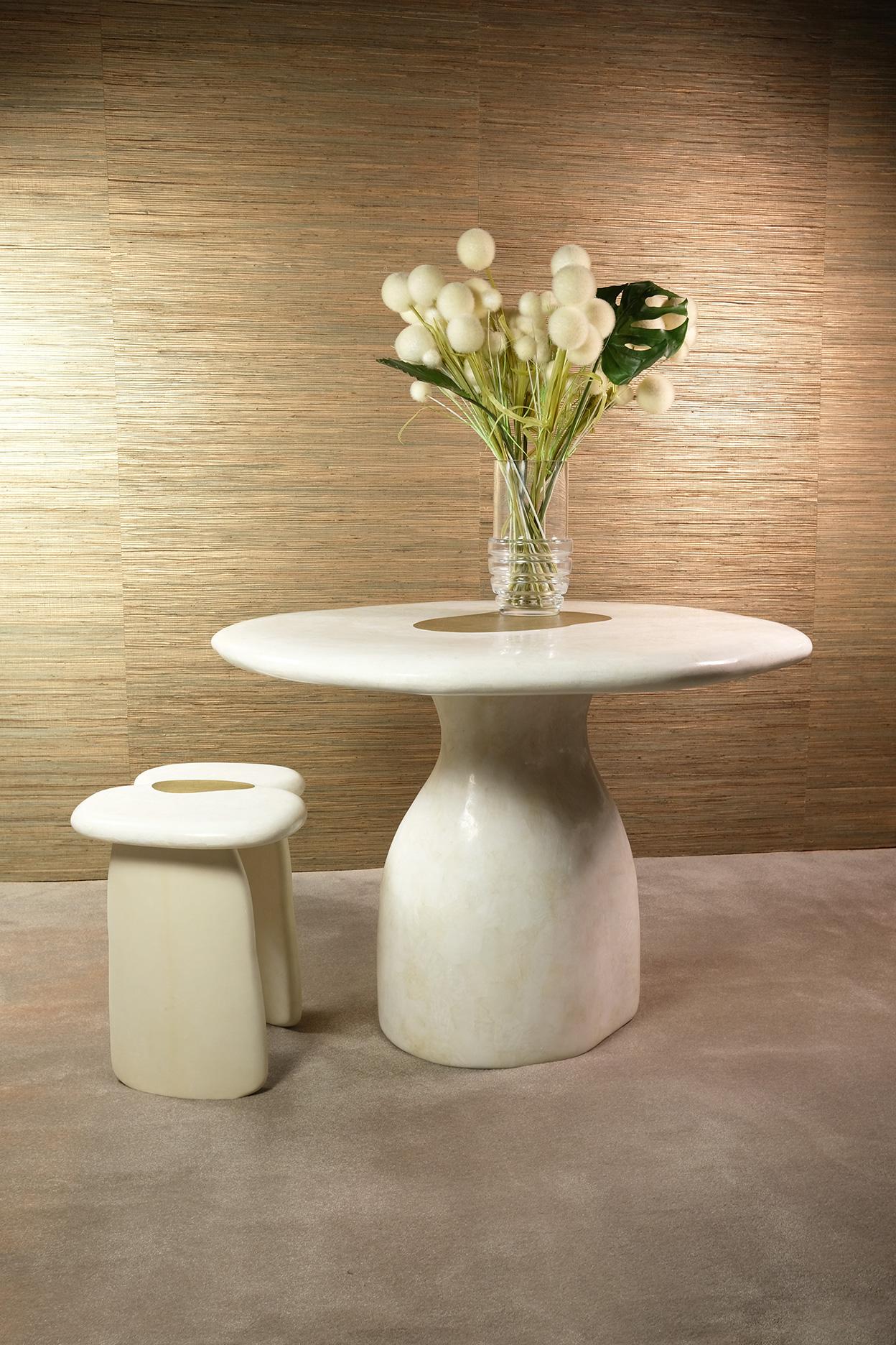 Français Table centrale organique en cristal de Table Rock et laiton texturé par Ginger Brown en vente