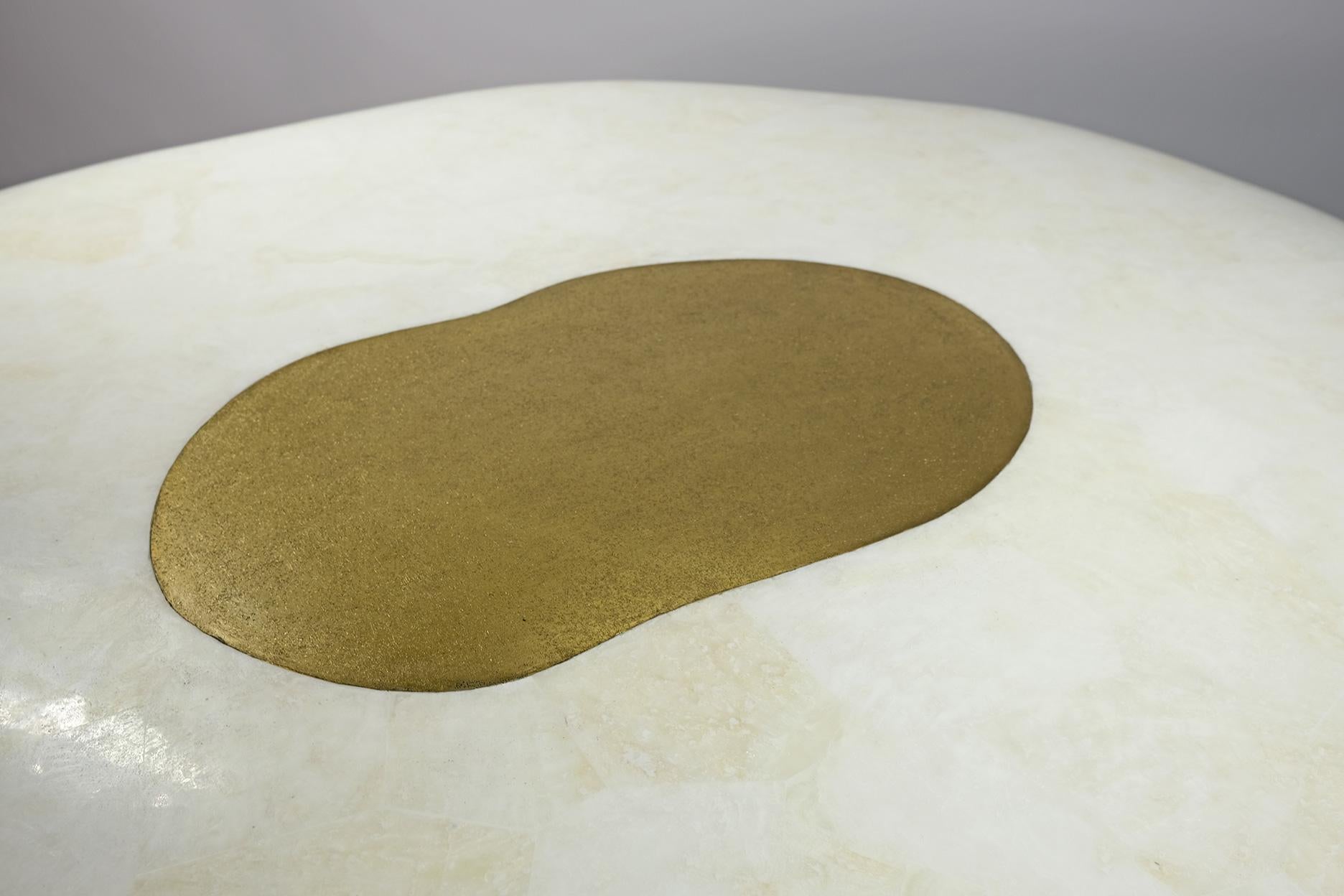 Martelé Table centrale organique en cristal de Table Rock et laiton texturé par Ginger Brown en vente