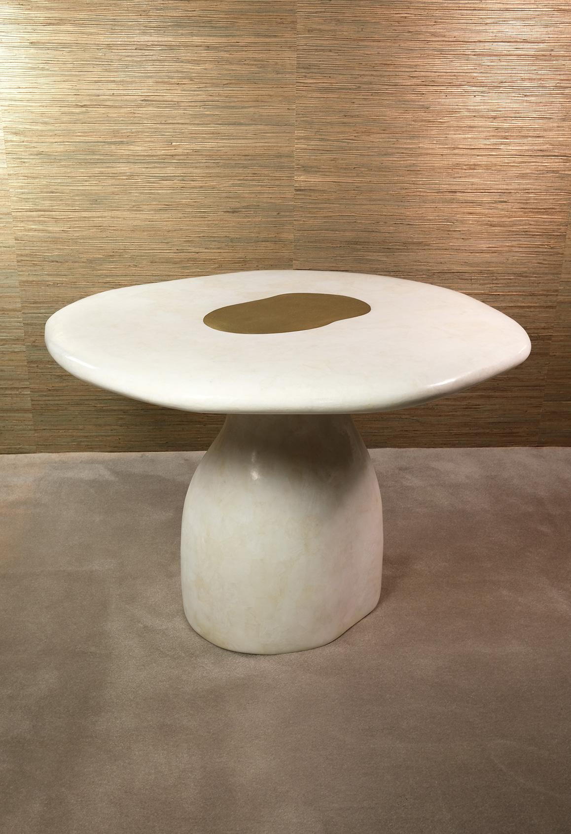Table centrale organique en cristal de Table Rock et laiton texturé par Ginger Brown en vente 1