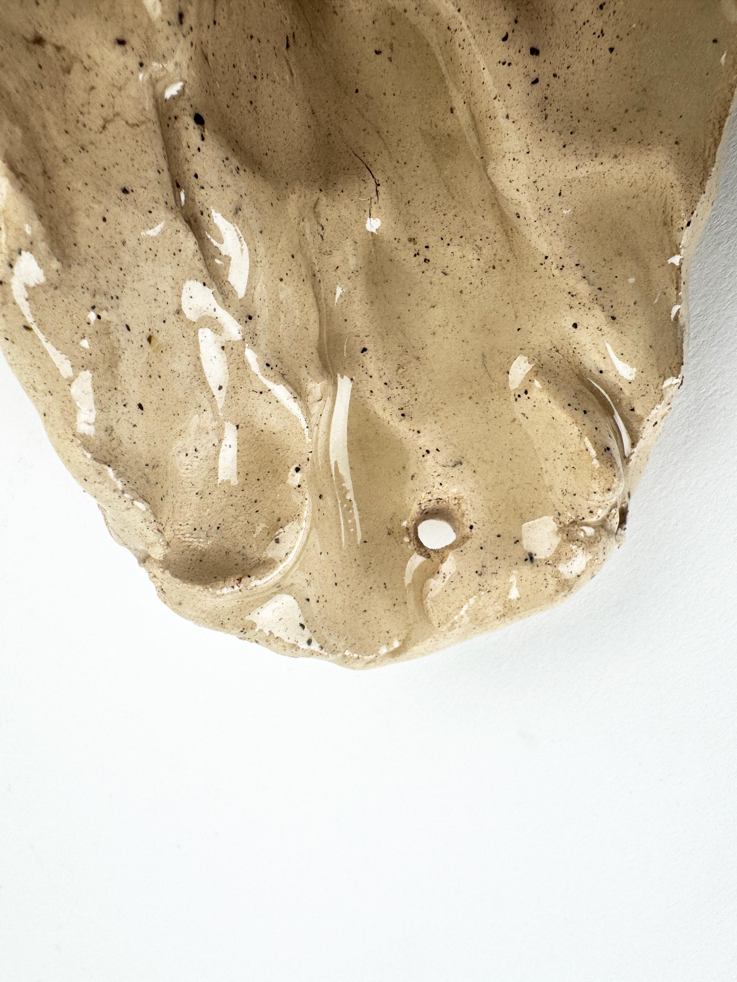Este porta-incienso único en su especie está hecho a mano con gres natural y esmaltado en un tono suave y cremoso, con un ligero moteado y una sutil superficie ondulada. Su forma orgánica y fluida está diseñada para evocar la erosión natural y la