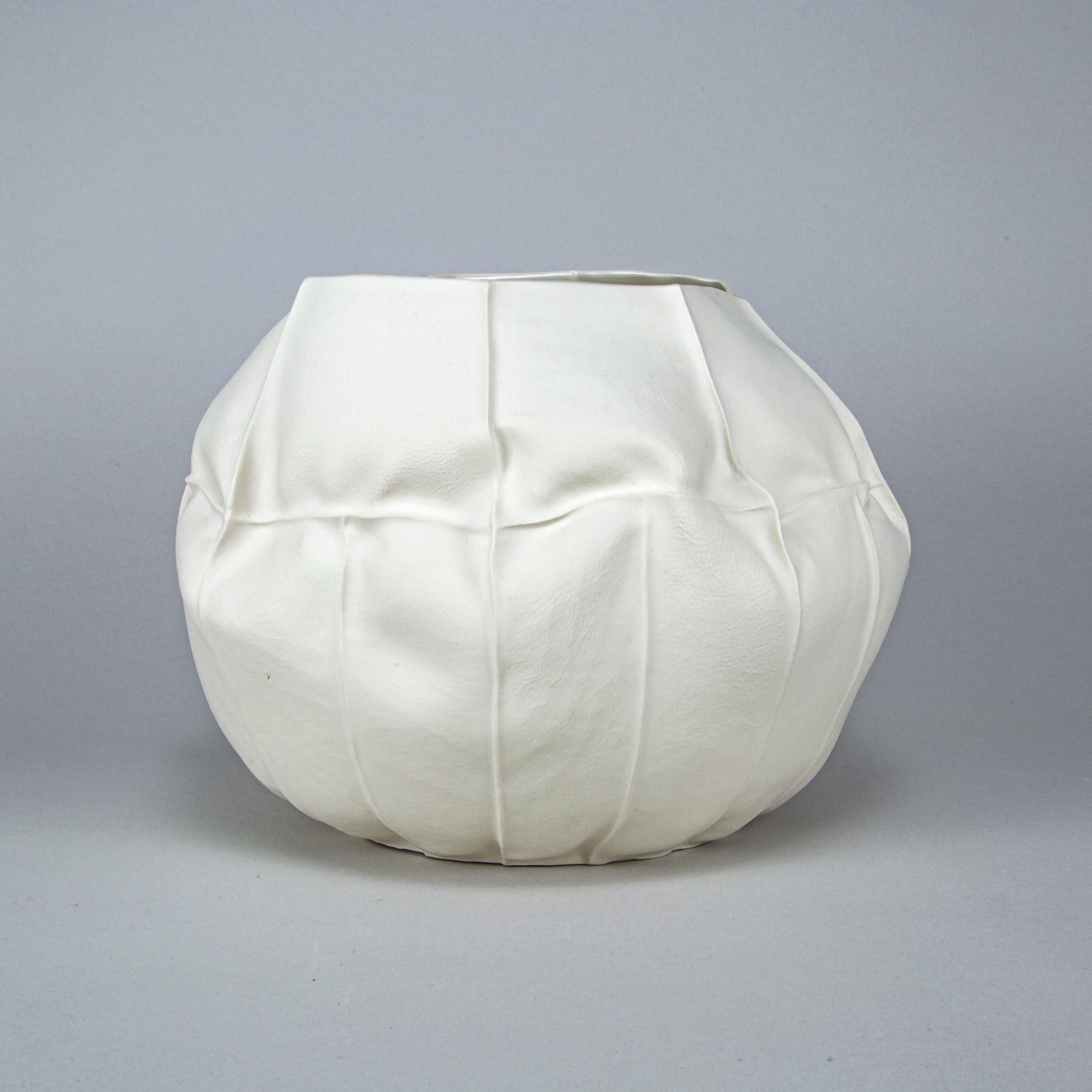 XXIe siècle et contemporain Vase Kawa en céramique blanche organique, grand 02, en porcelaine moulée en cuir en vente