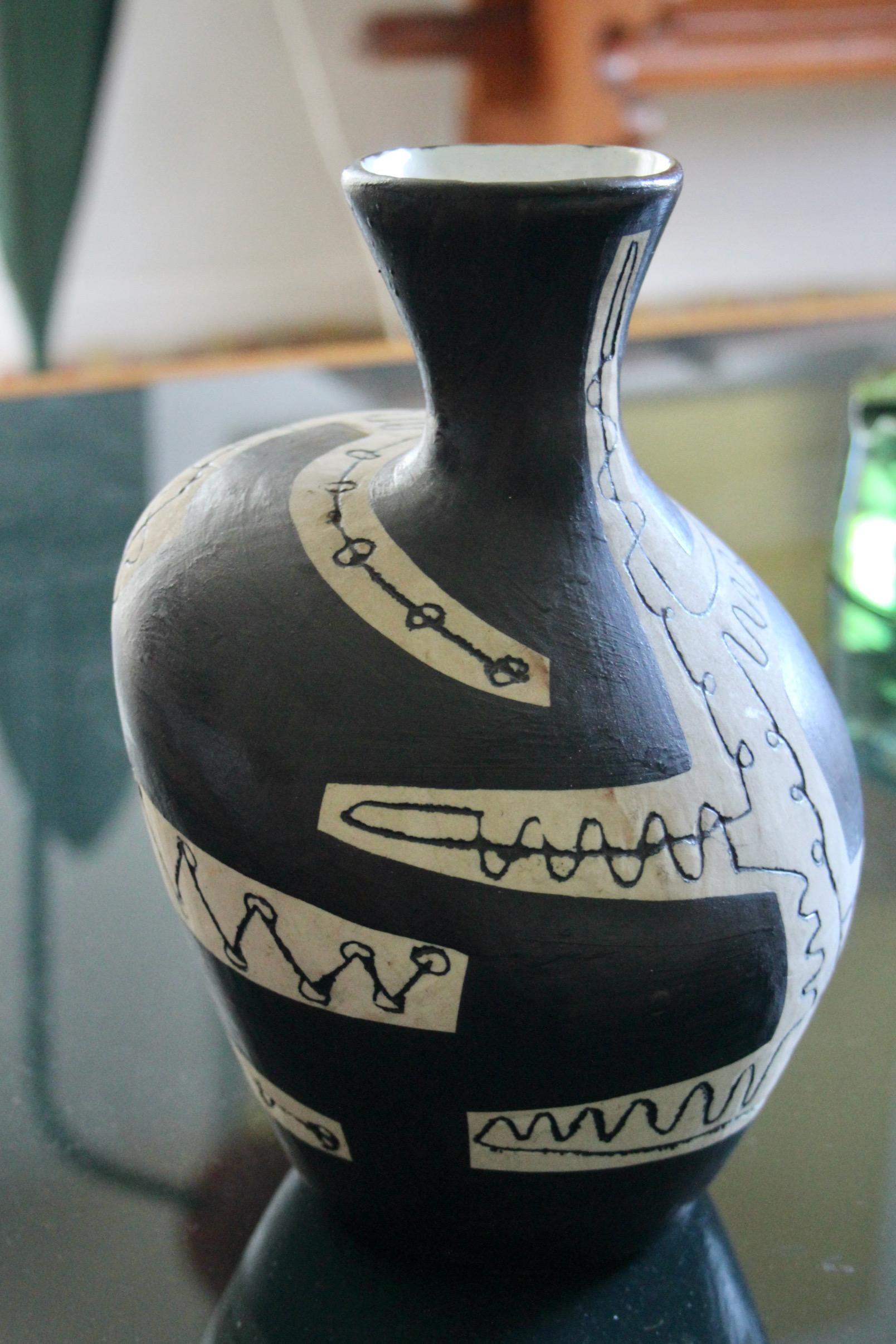 Organic ceramic vase For Sale 3