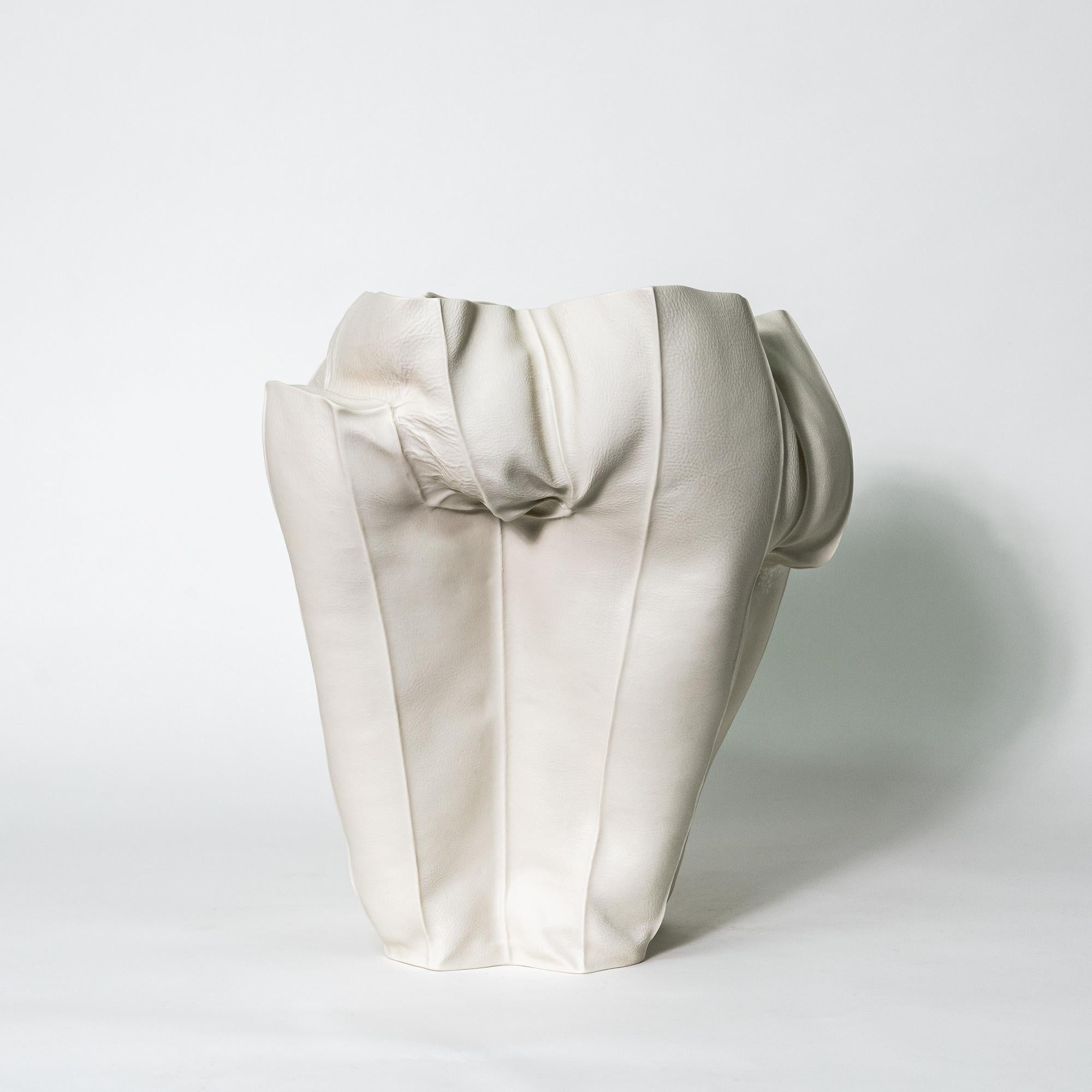 Moderno Vaso organico in ceramica, Kawa Large Vessel 05, Scultura, Astratto, Porcellana in vendita