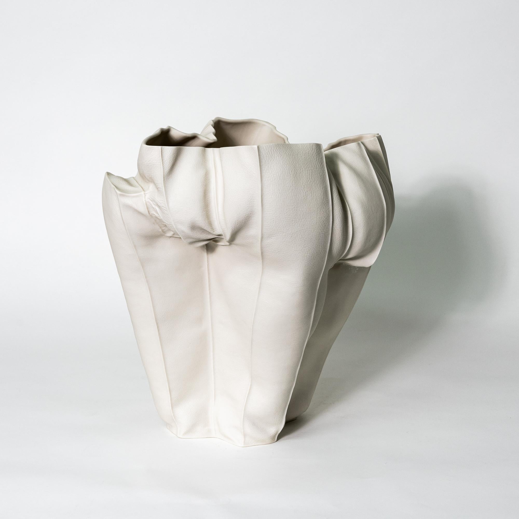 Fatto a mano Vaso organico in ceramica, Kawa Large Vessel 05, Scultura, Astratto, Porcellana in vendita
