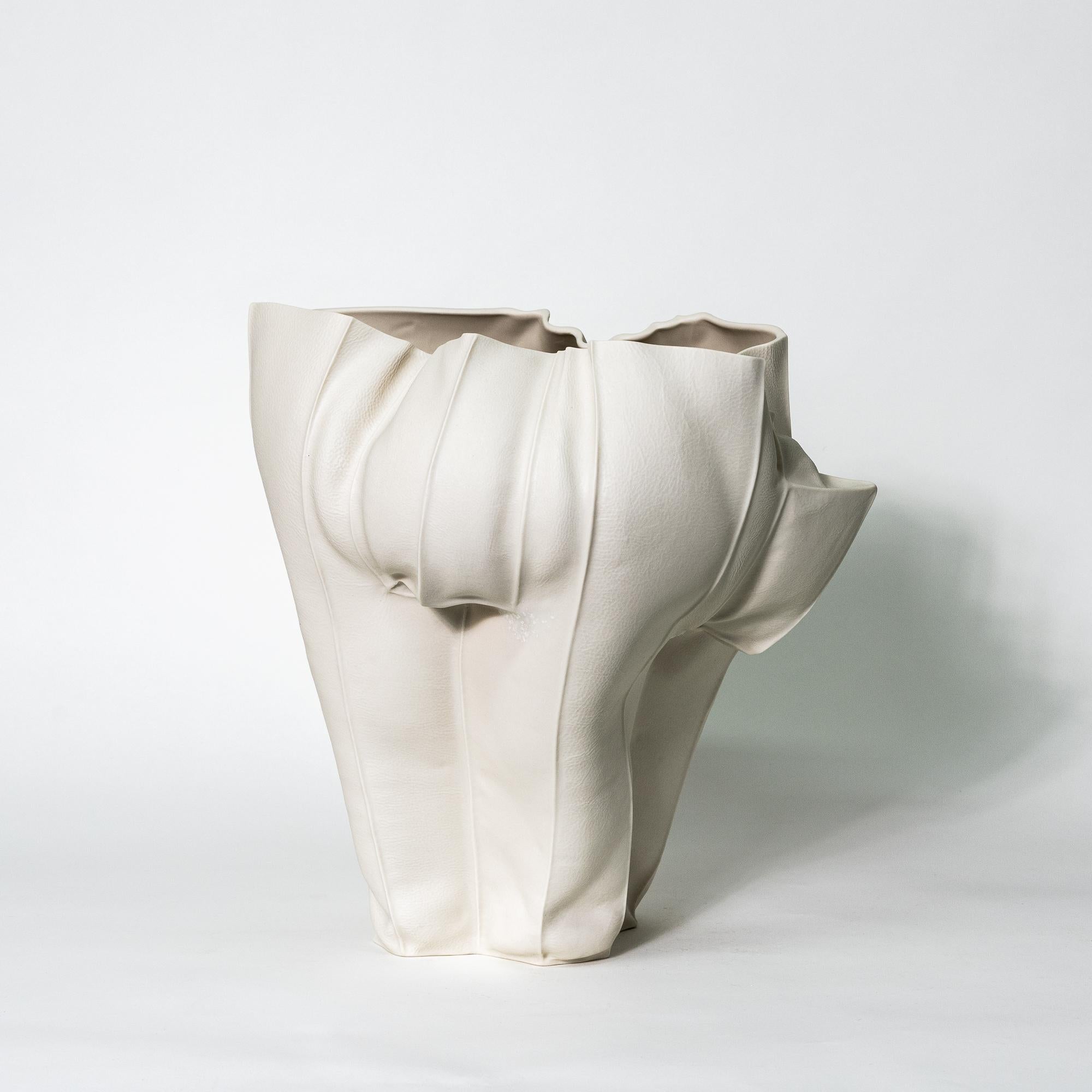 Vaso organico in ceramica, Kawa Large Vessel 05, Scultura, Astratto, Porcellana In condizioni Nuovo in vendita a Brooklyn, NY