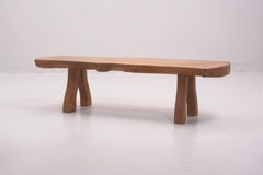 Table basse / banc organique en orme massif, par A.I.C., The Modern Scandinavian.