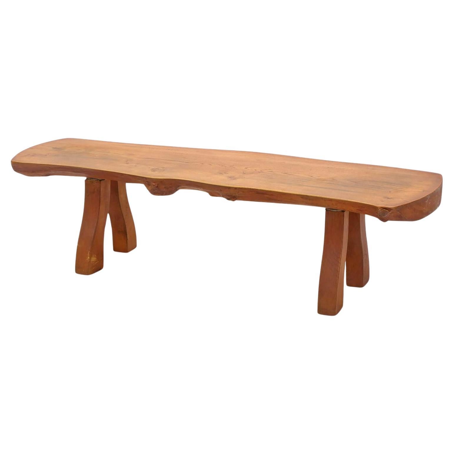 Table basse / banc organique en orme massif, par A.I.C., The Modern Scandinavian.