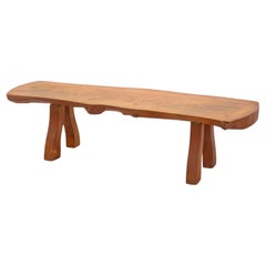 Table basse / banc organique en orme massif, par A.I.C., The Modern Scandinavian.