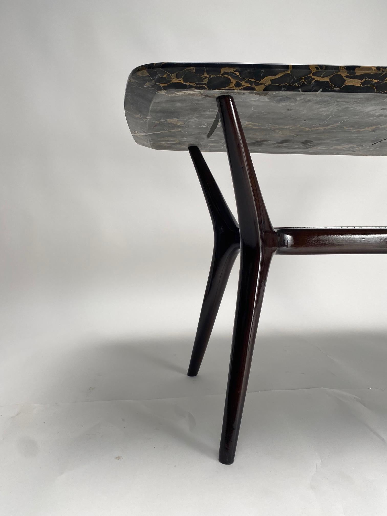 Milieu du XXe siècle Table basse organique dans le style de Gio Ponti, Marbre, Italie années 1950 en vente