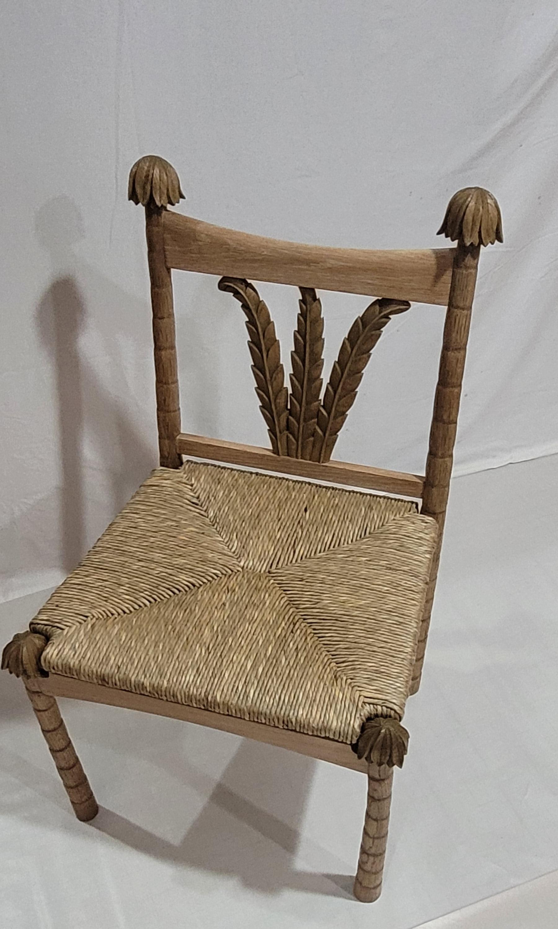 Sedia in Oak del secolo scorso intagliata a mano con motivi di palme
Realizzata a mano da un unico blocco monolitico di quercia organica secolare, questa sedia eccezionale è un vero e proprio capolavoro unico nel suo genere, realizzato da un