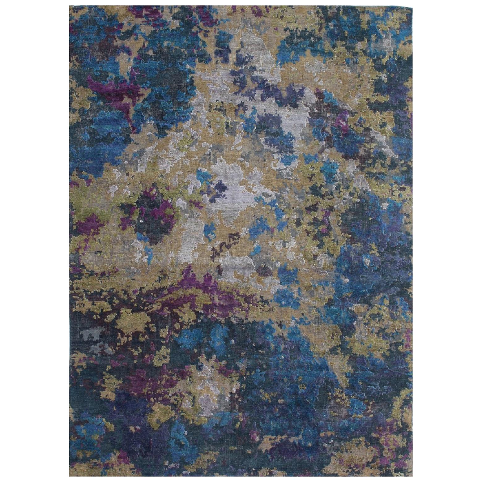 Tappeto contemporaneo organico in lana e seta annodato a mano, di colore blu, verde e viola, in stock