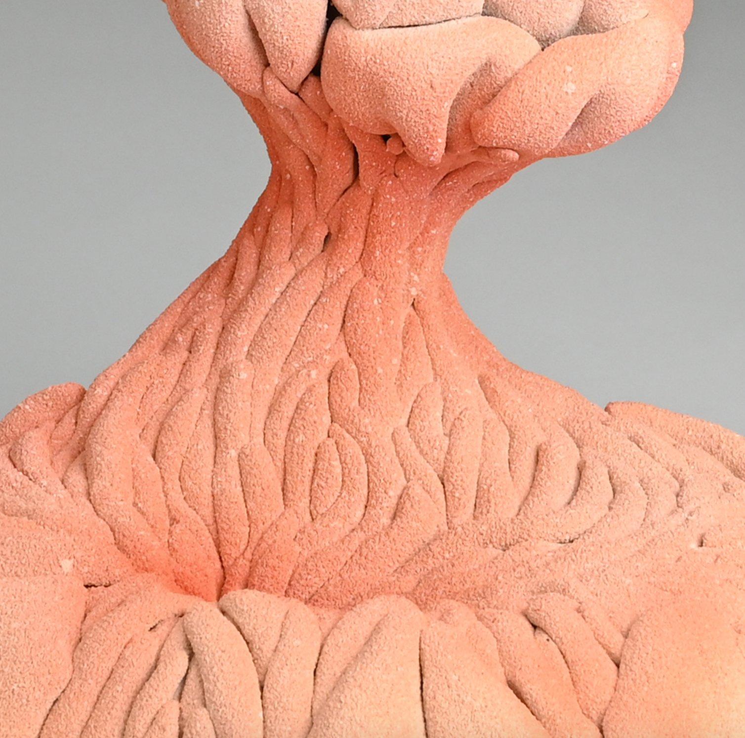 Nascent, 2024 (Céramique, C. 13.5 in. h x 12 in. w x 12 in. d, Object No. : 4284)

L'œuvre de Toni Losey est animée par un courant sous-jacent de rythme et d'organisation.  La répétition que l'on trouve sur la roue influence son travail, car Losey