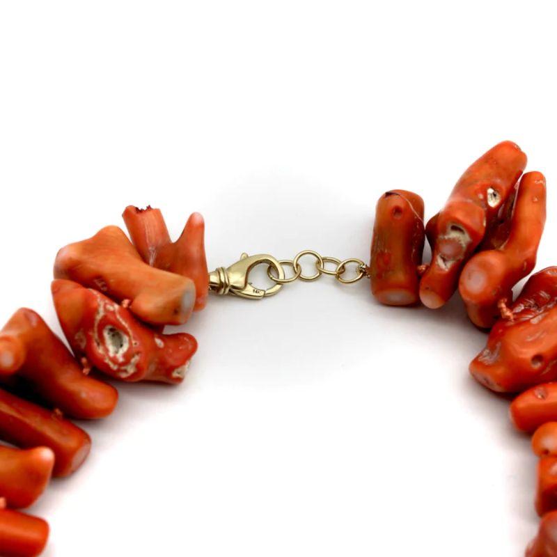 Non taillé Collier de branches en corail organique  avec fermoir Lobster en or 14K en vente