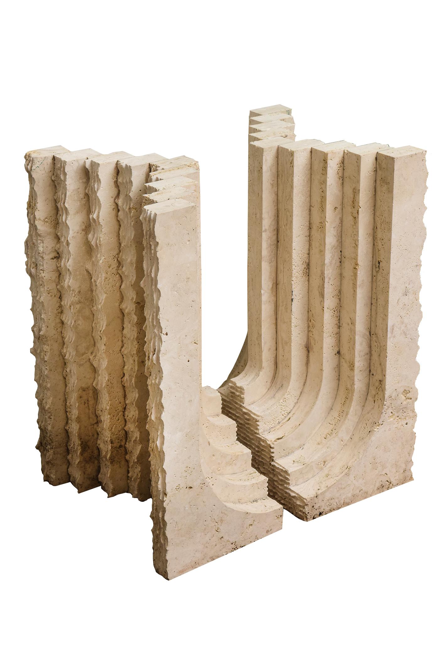Cette paire étonnante de bases de table en pierre corallienne organique, moderne et authentique, présente deux faces opposées, l'une rugueuse comme une dent de scie et l'autre plus lisse. Elles peuvent être orientées dans les deux sens pour votre