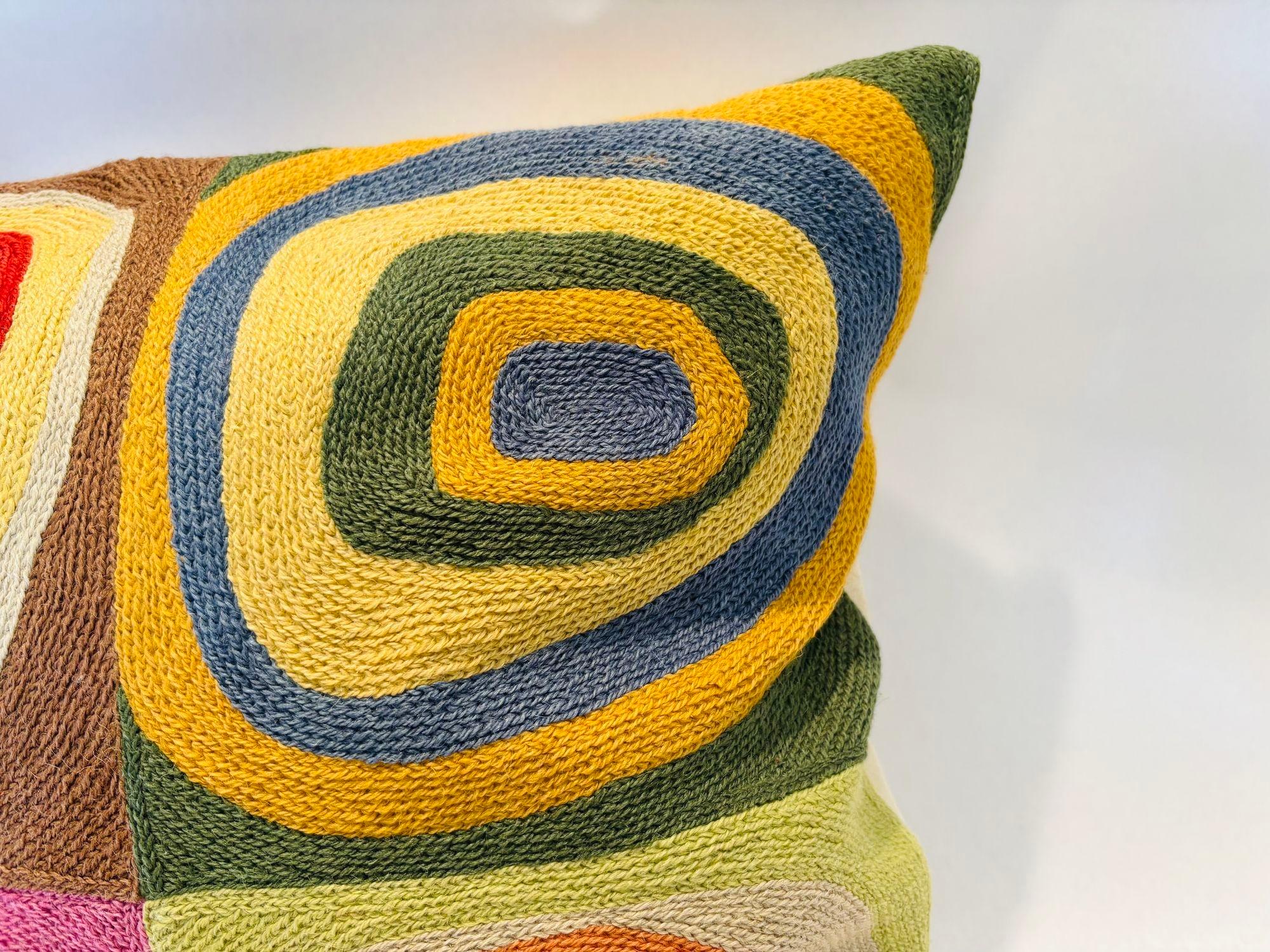 Cuscino vintage in cotone organico con disegno astratto Kandinsky Farbstudie Quadrate colorato.
Bellissimo cuscino da lancio Kandinsky, astratto e ricamato a mano.
Questo copricuscino è un'opera d'arte, il cui design è ispirato alle opere
