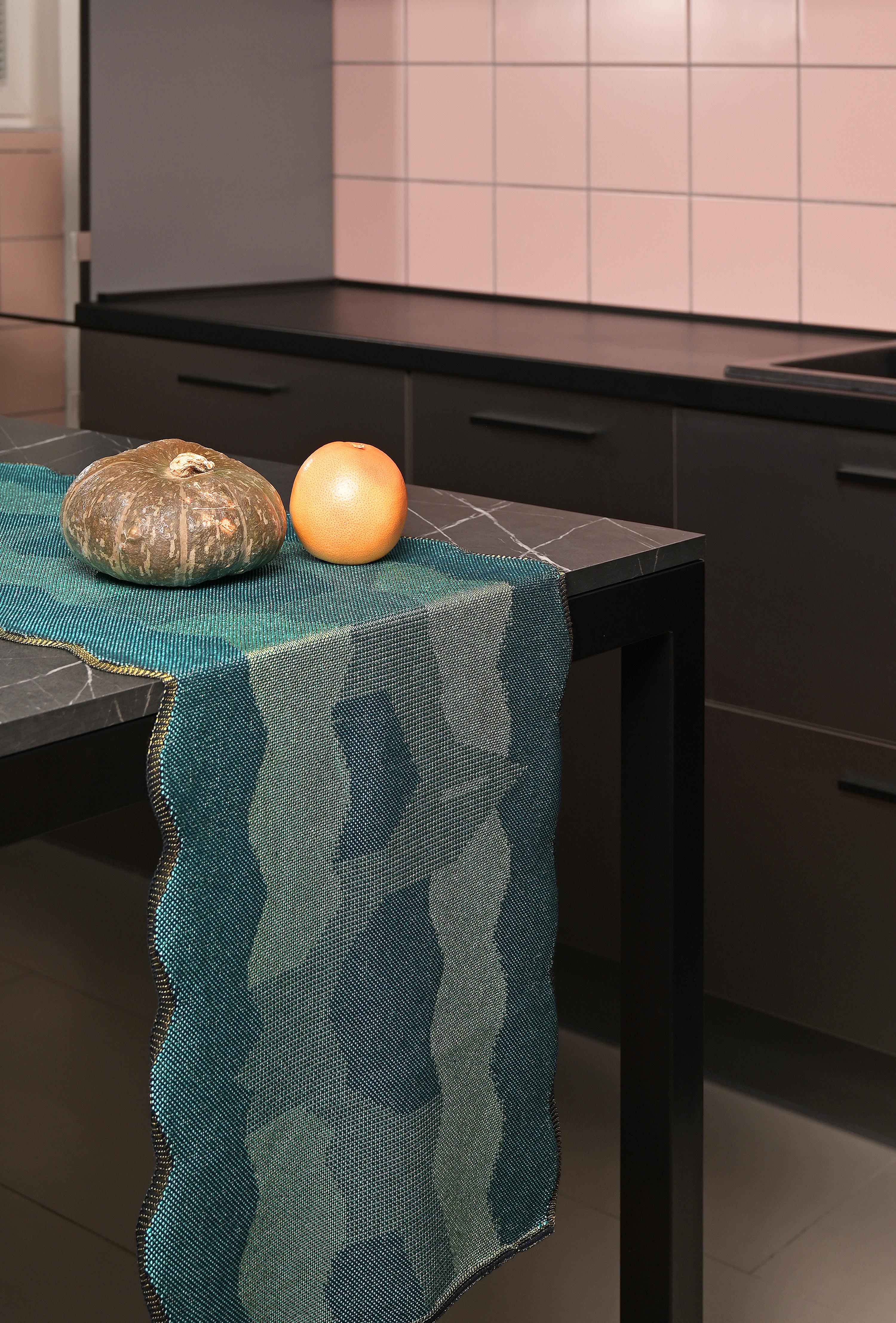 XXIe siècle et contemporain Chemin de table en coton bio/Viscose en vert en vente