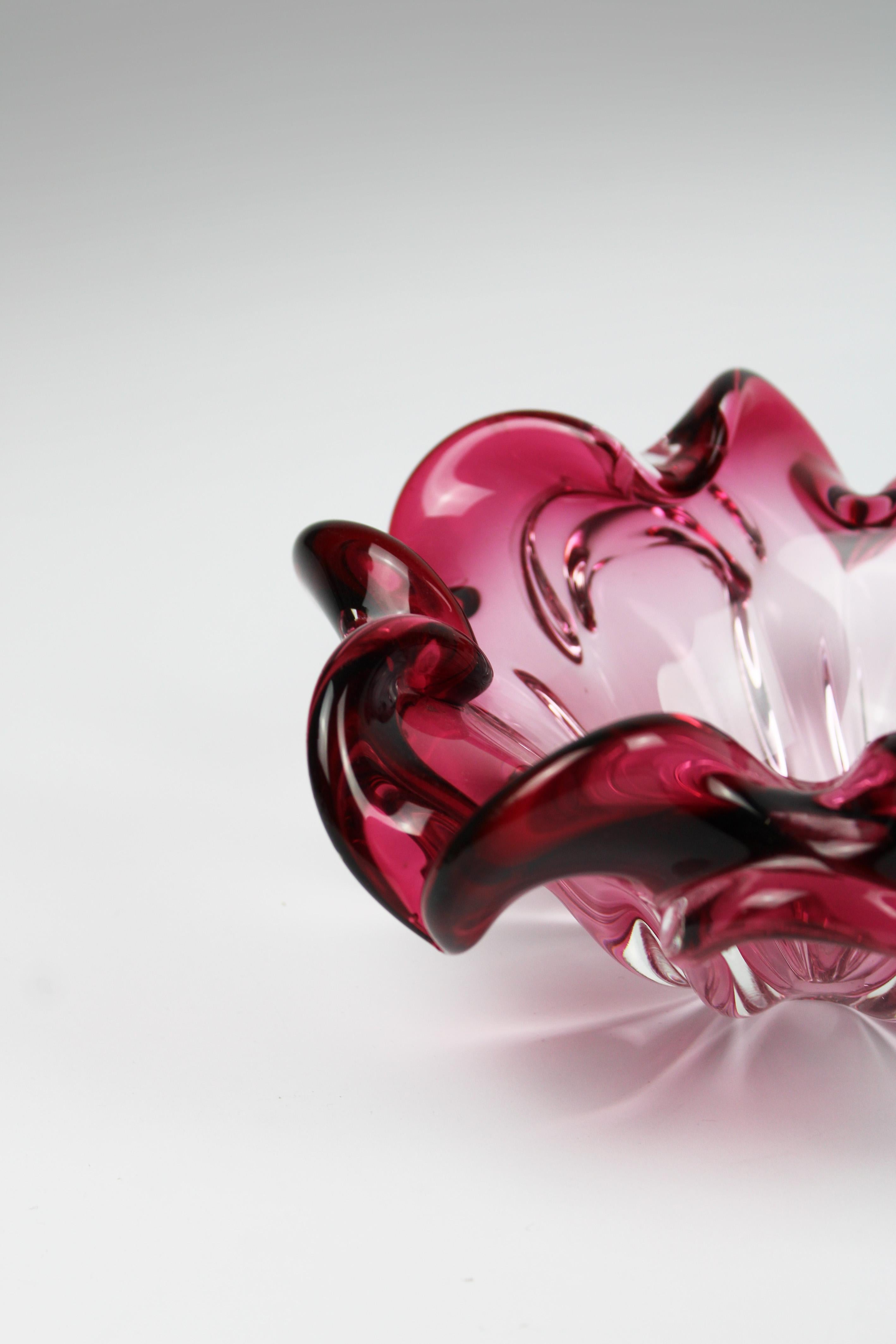 Introducing a stunning organic crystal bowl from mid-20th century Italy, exemplifying the refined craftsmanship of Murano artisans. This floral-inspired piece features a captivating cherry red hue, achieved through double-rolled cutting techniques