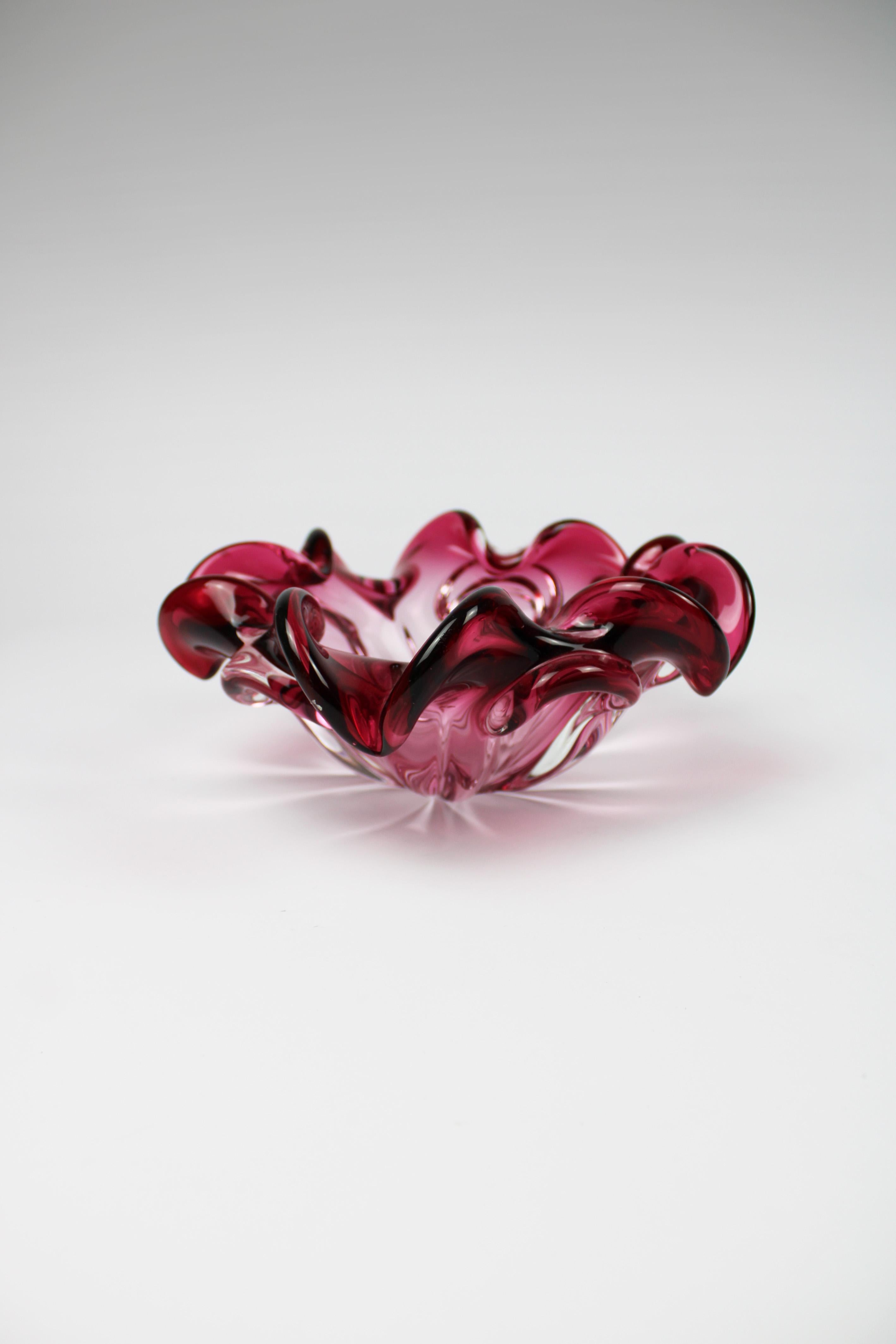Organic Crystal bowl Floral Cherry Red Murano 20th Century Italy In Good Condition For Sale In Antwerpen, BE