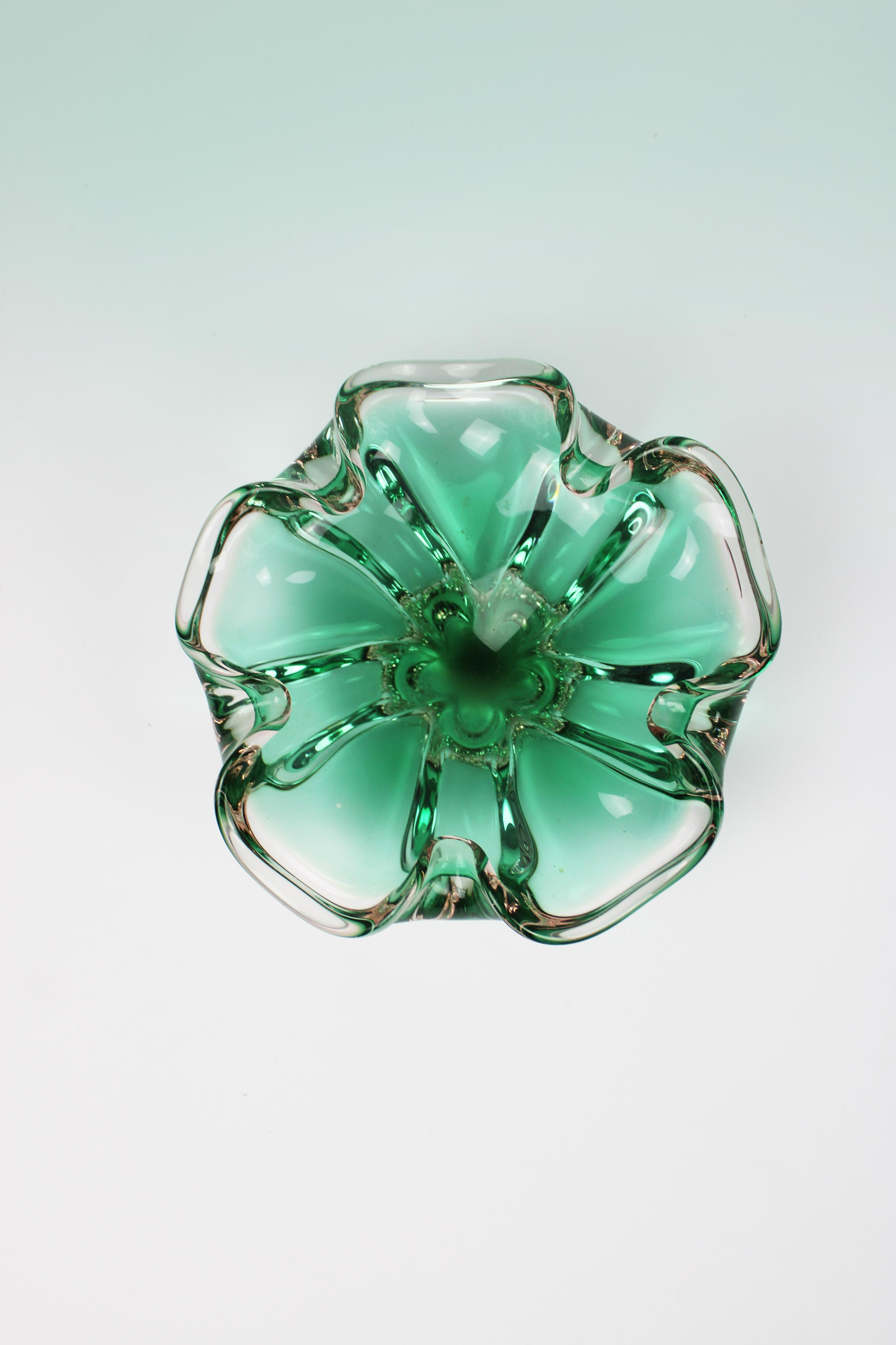 Italiano Ciotola organica in cristallo floreale verde turchese Murano XX secolo Italia in vendita