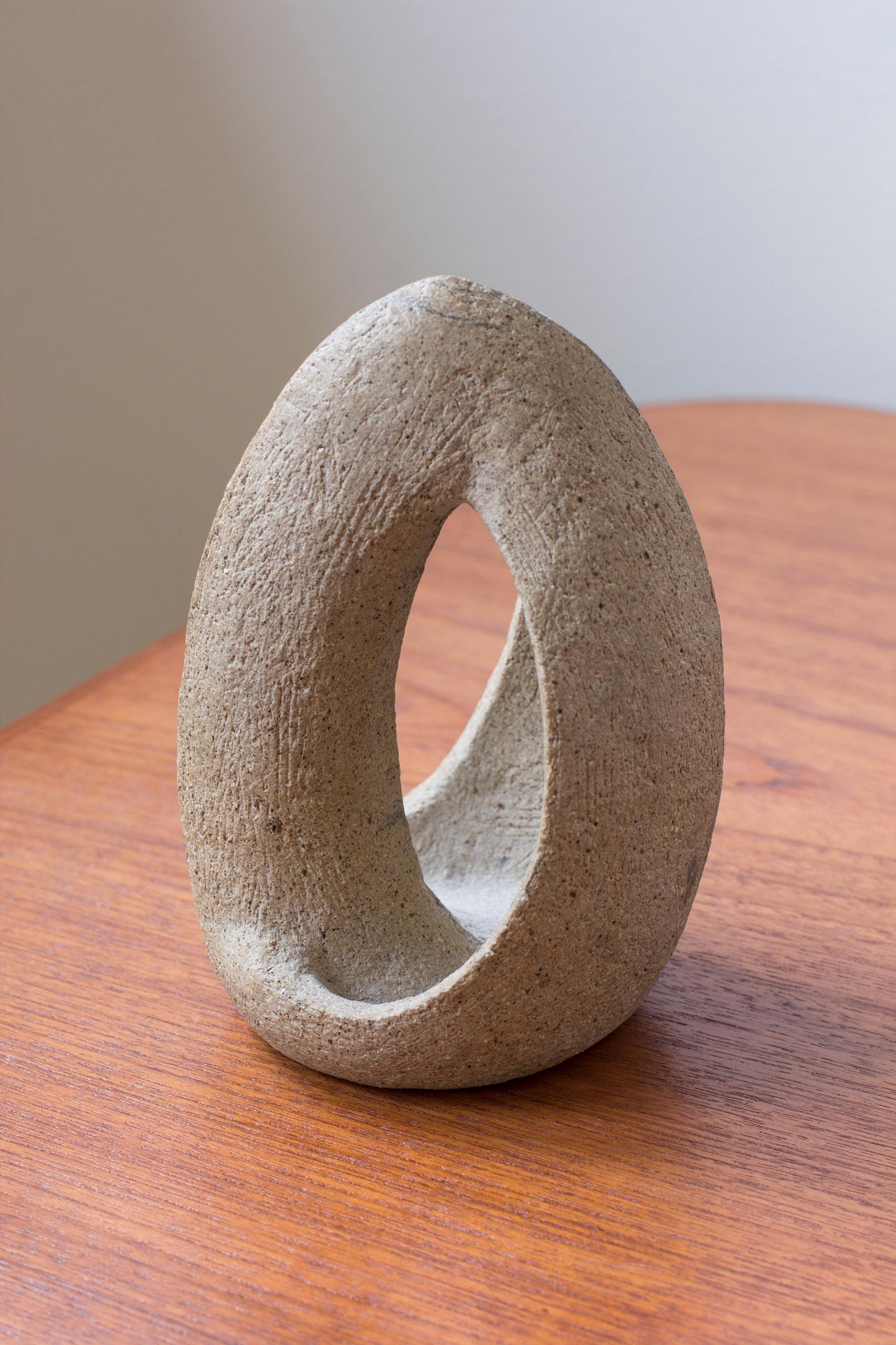 Scultura organica realizzata a mano da uno sconosciuto scultore danese. Forma e struttura incantevoli con ceramica naturale non smaltata. Condizioni vintage molto buone, senza danni.



Artista: Sconosciuto

Anno: 1960-70

Condizioni: Molto