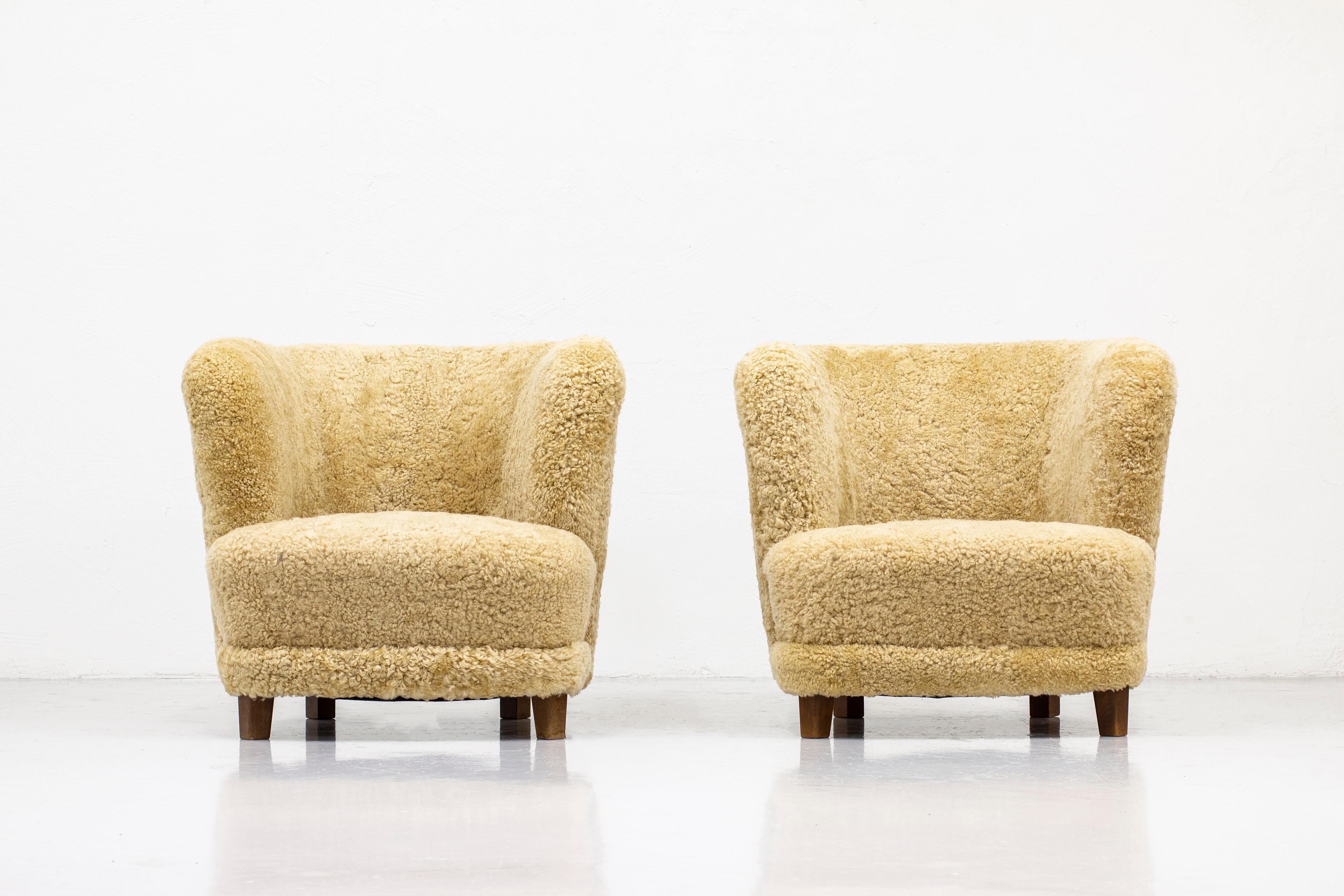 Organic Danish modern lounge chairs produced during the 1950s. New sheepskin upholstery in honey/beige color. Dark stained oak legs. New upholstery in excellent condition, legs with light patina. 

Price for the pair.

 