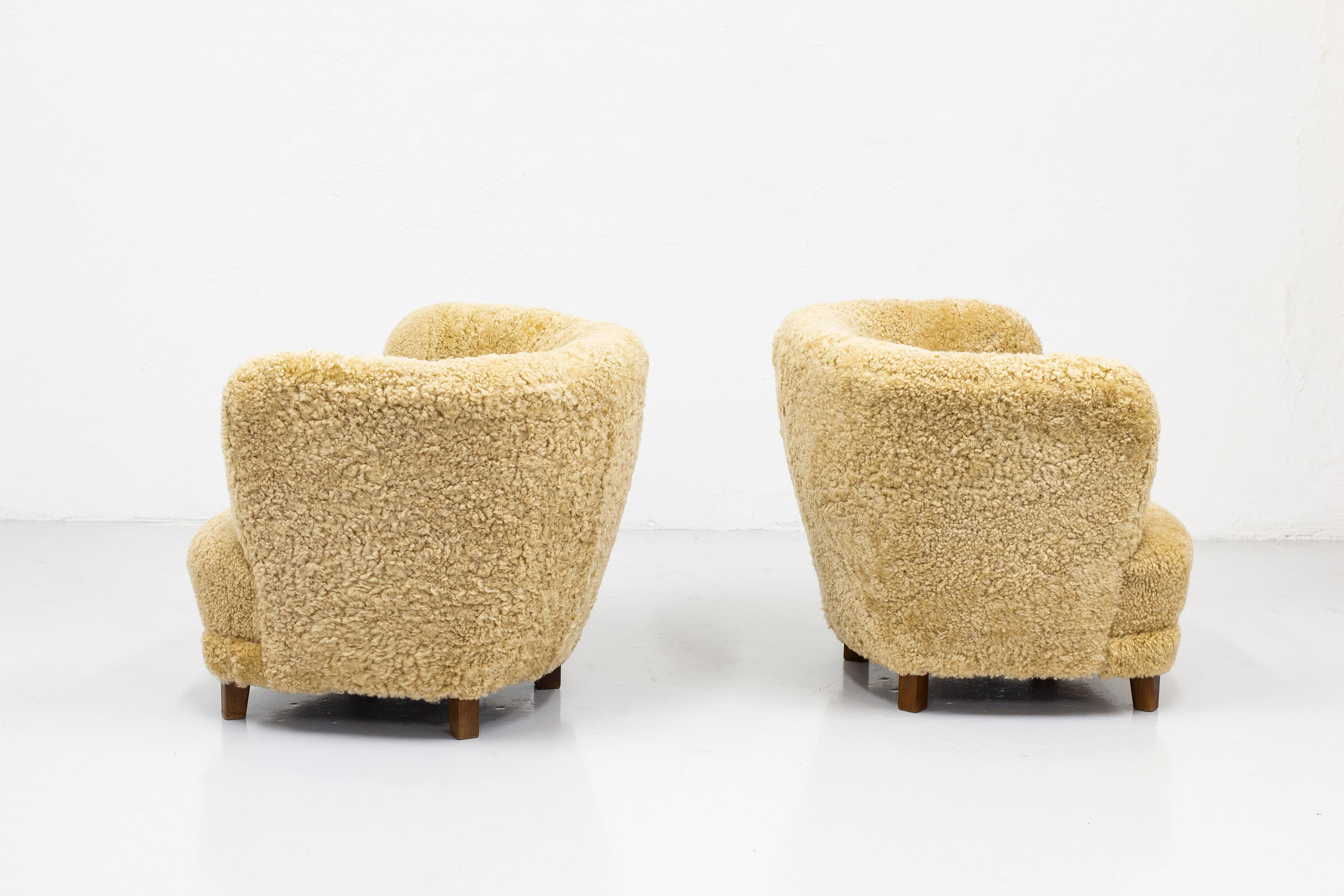 Organic Danish Modern Lounge Chairs with Sheepskin, Denmark, 1950s In Good Condition In Hägersten, SE
