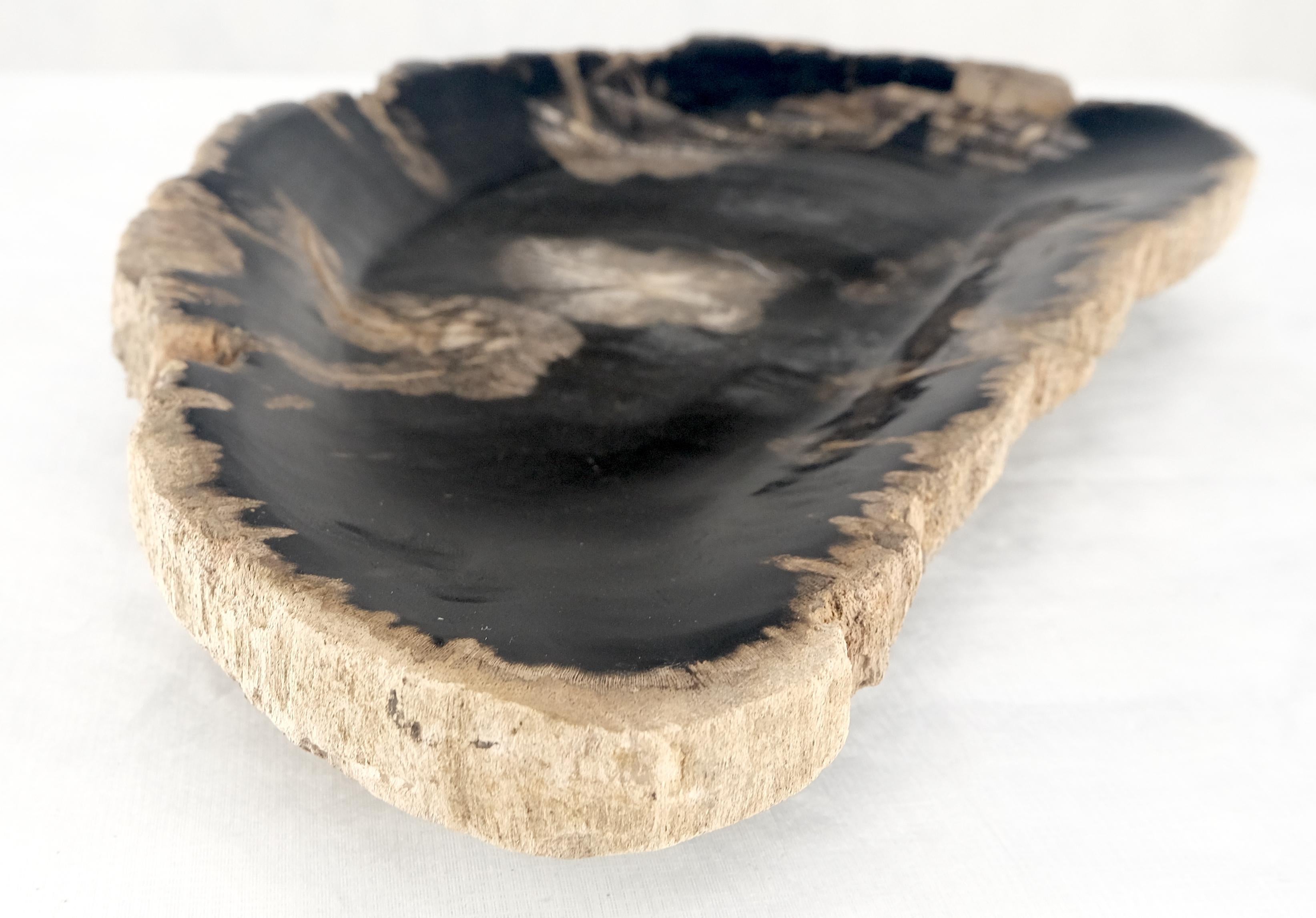 Cendrier en forme de demi-lune en bois pétrifié noir et tan Plateau à assiettes en bois pétrifié Bon état - En vente à Rockaway, NJ