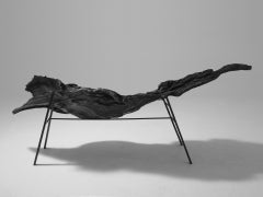 Grand fauteuil de conception organique en fibre de verre et effet de bois brûlé et métal
