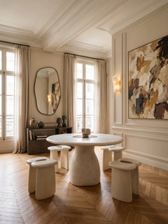 Table à manger de style organique avec quatre tabourets en cristal de roche blanc, par Ginger Brown