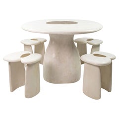 Table à manger de style organique avec quatre tabourets en cristal de roche blanc, par Ginger Brown