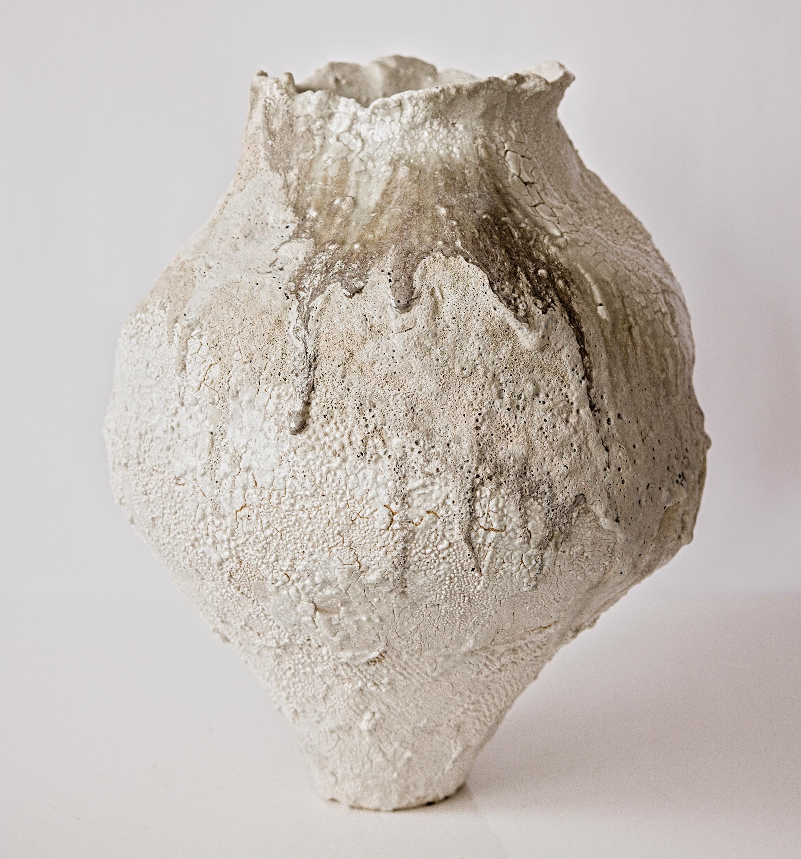 un mix di tradizione e modernità organica
Il vaso di grandi dimensioni è un vero e proprio centrotavola Statement unico nel suo genere. 
 vaso unico modellato a mano con bordi scolpiti 
 
 ricco di livelli di texture bianche e color crema 
 
Bordi