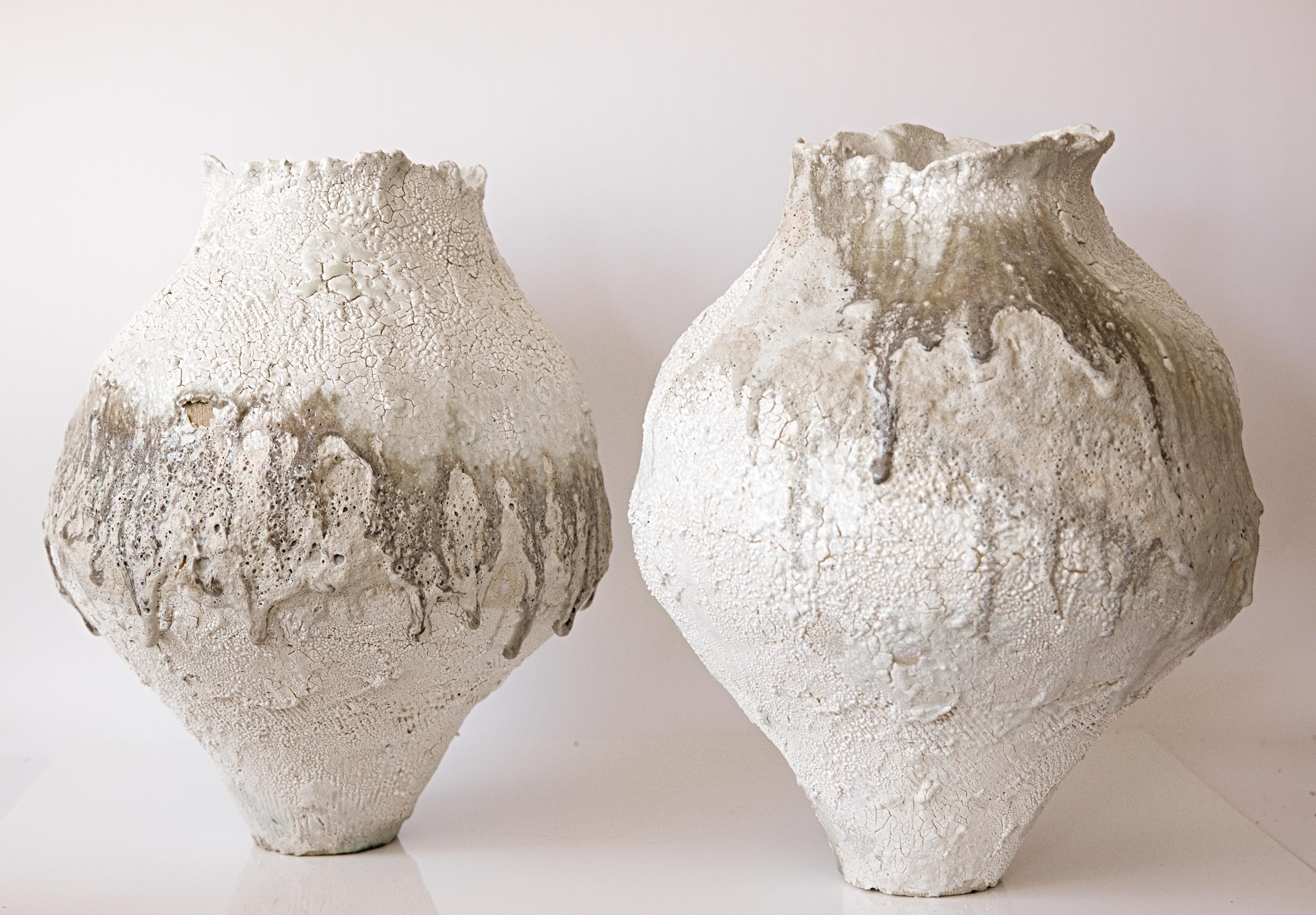 un mélange de tradition et de modernité organique
Le grand récipient est une véritable pièce maîtresse de la déclaration, unique en son genre. 
 vase unique façonné à la main avec des bords sculptés 
 
 plein de niveaux de textures blanc et crème 
