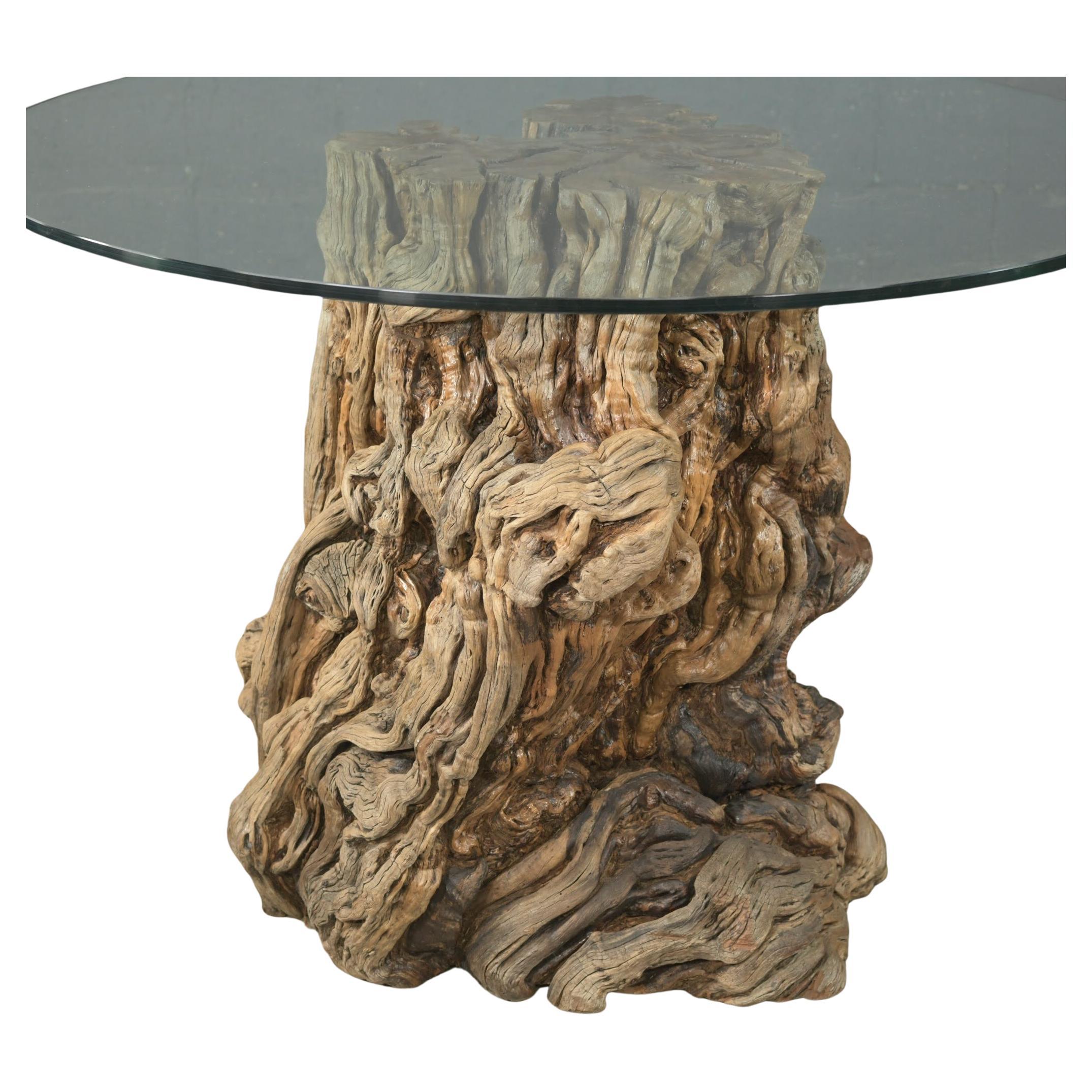 Cette superbe table de salle à manger est une fusion captivante d'art naturel et de design moderne, ce qui en fait une pièce maîtresse exceptionnelle pour tout espace de salle à manger. La base est méticuleusement fabriquée à la main à partir de