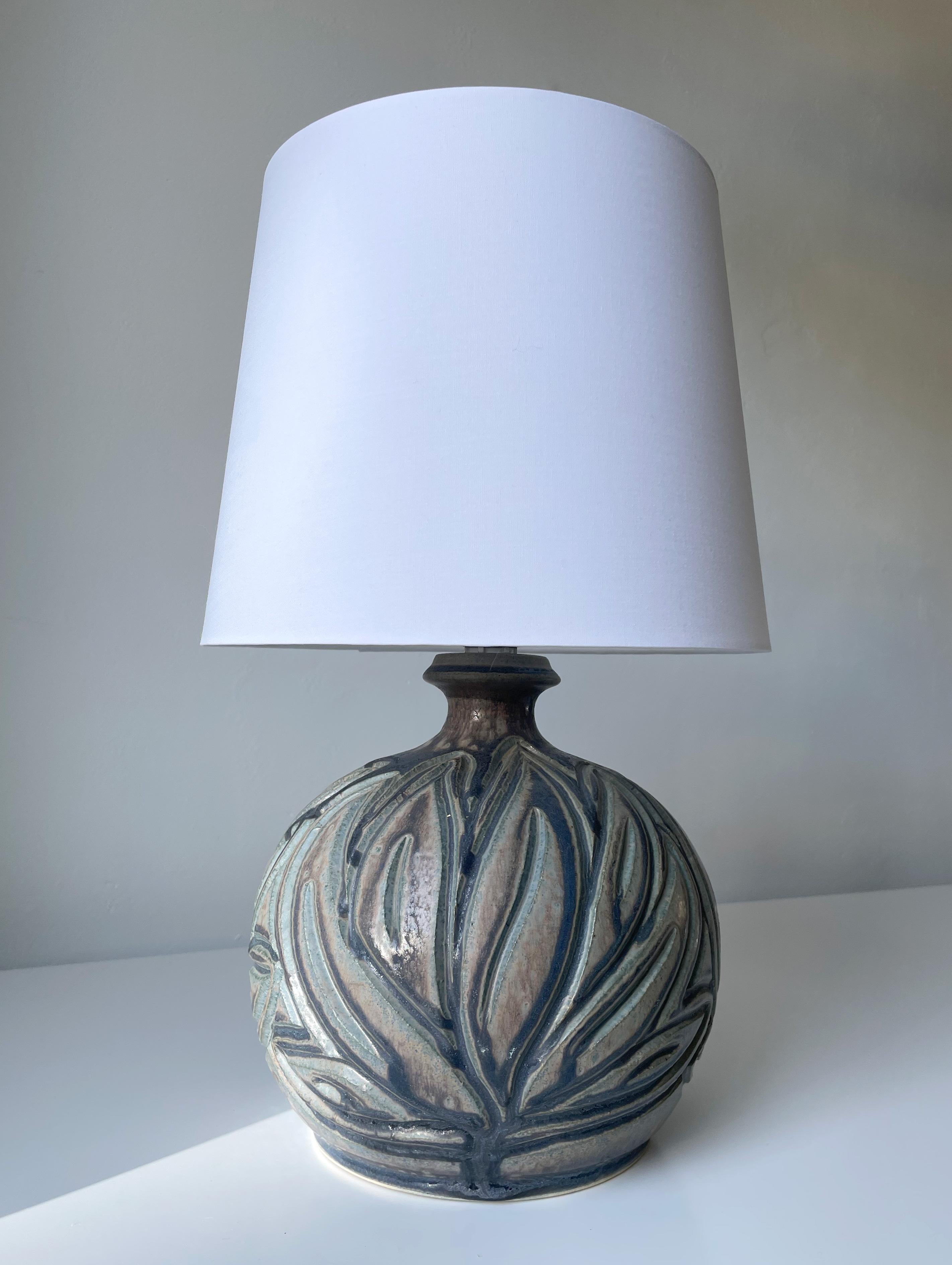 Handmade Organic 1950s Earth Toned Stoneware Table Lamp, Lovemose, Denmark In Good Condition For Sale In Copenhagen, DK