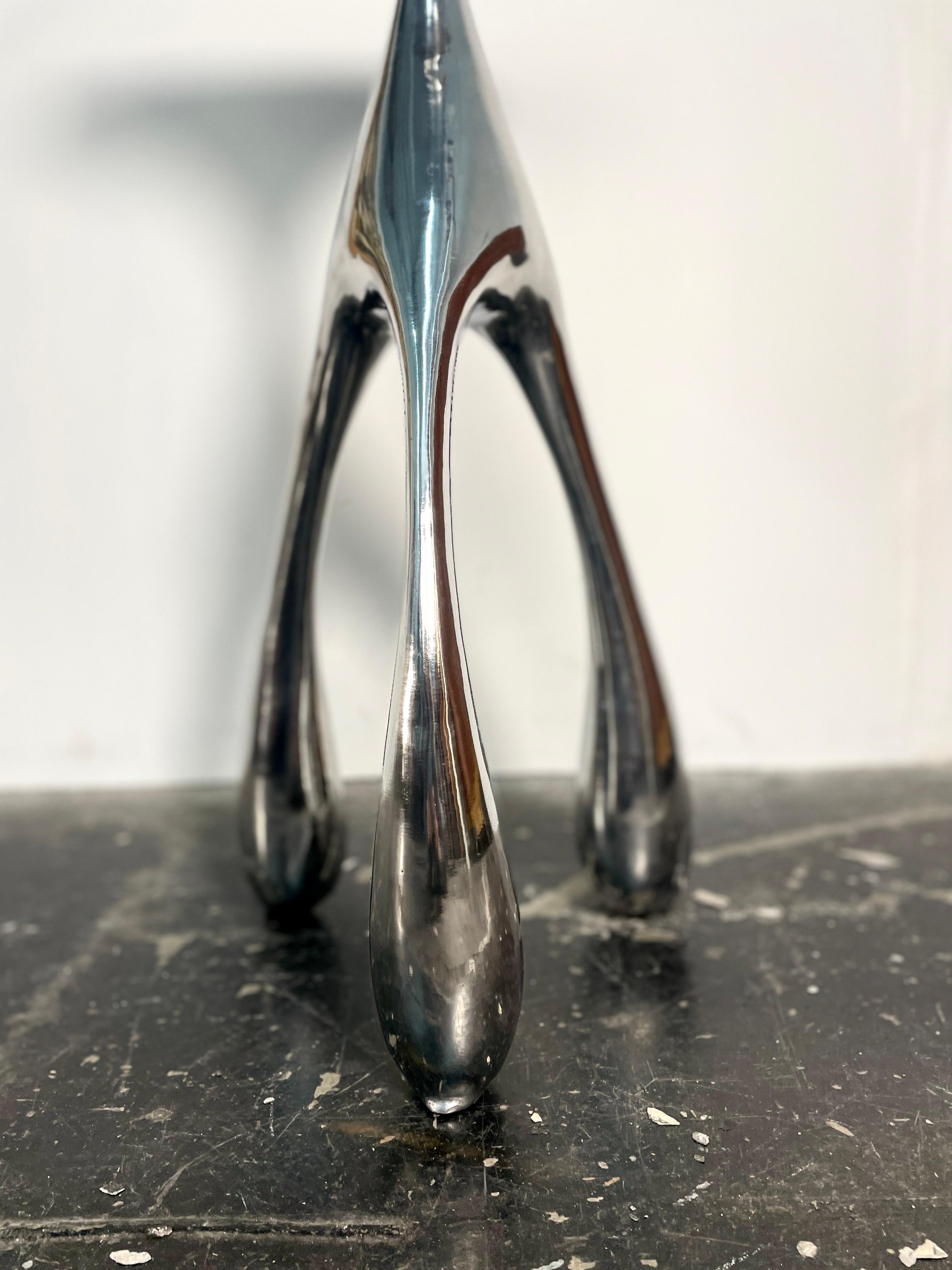 Organischer Ost-Gueridon-Tisch / Beistelltisch aus massivem Aluminiumguss von Jordan Mozer (Gegossen) im Angebot