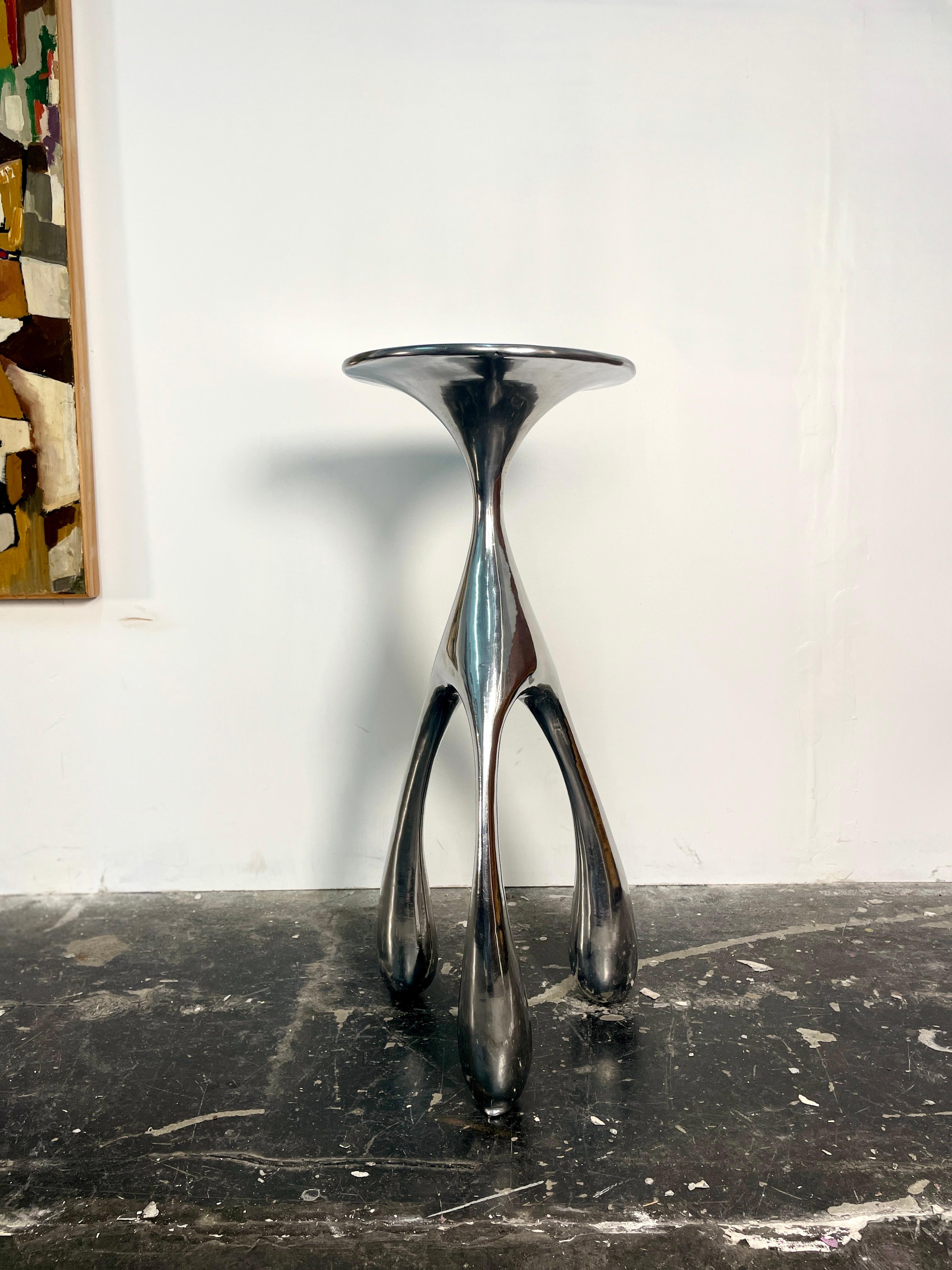 Organischer Ost-Gueridon-Tisch / Beistelltisch aus massivem Aluminiumguss von Jordan Mozer im Zustand „Hervorragend“ im Angebot in San Diego, CA