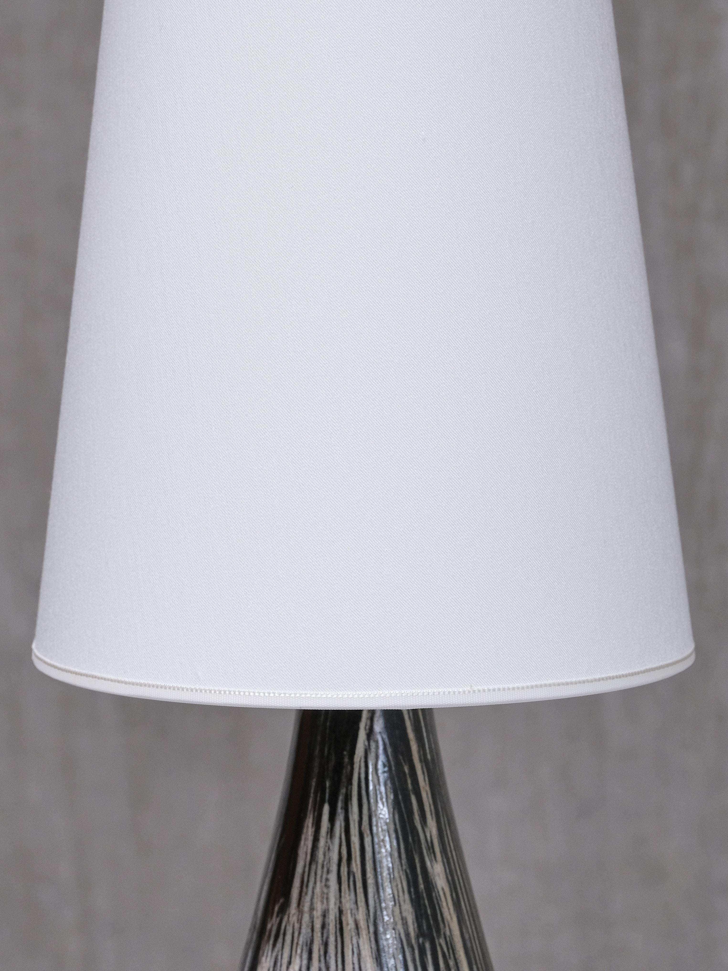 Lámpara de sobremesa de cerámica orgánica de tres patas Elisabeth Loholt, Dinamarca, años 60 en Bueno estado para la venta en The Hague, NL