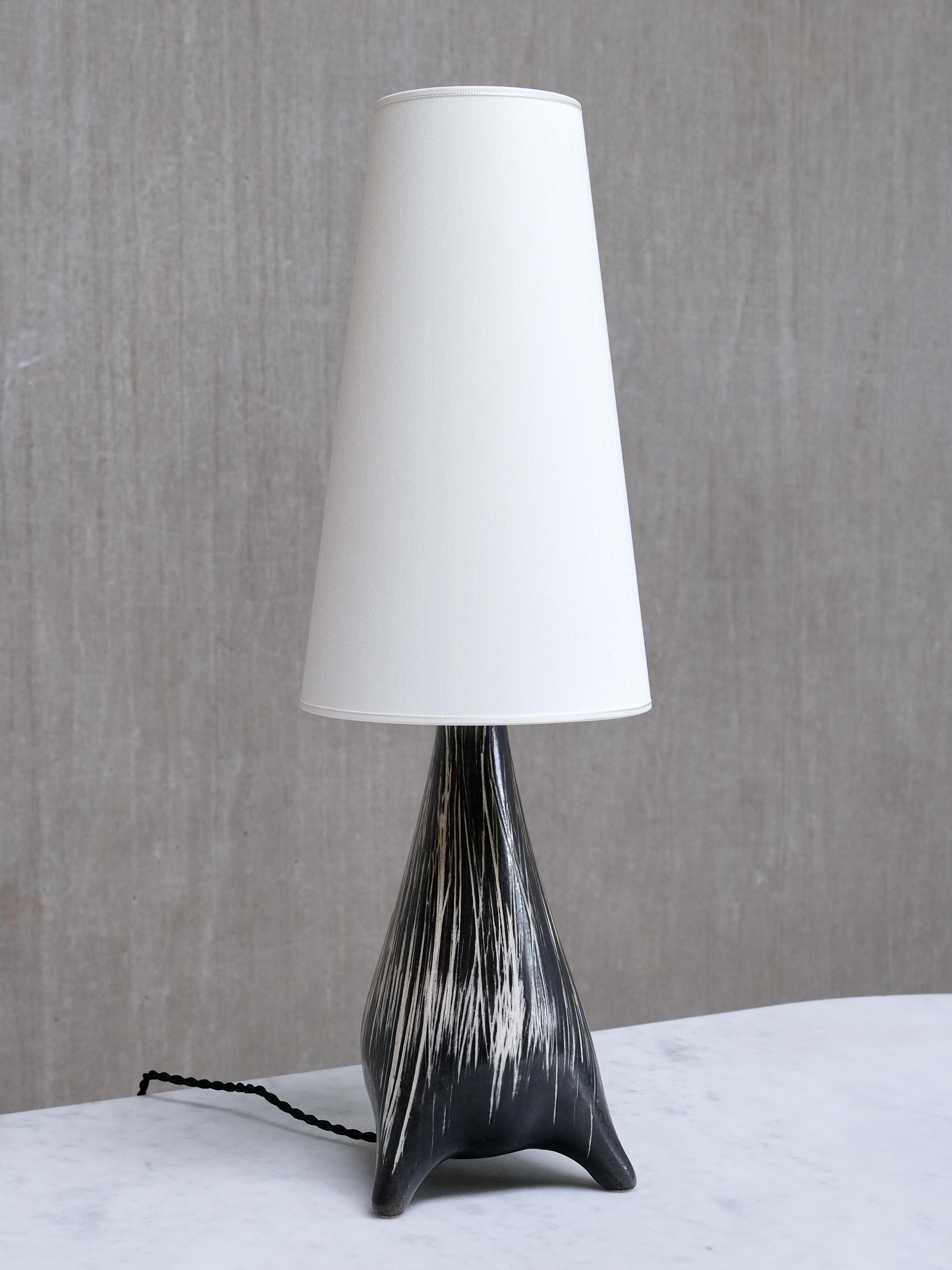 Lámpara de sobremesa de cerámica orgánica de tres patas Elisabeth Loholt, Dinamarca, años 60 mediados del siglo XX en venta