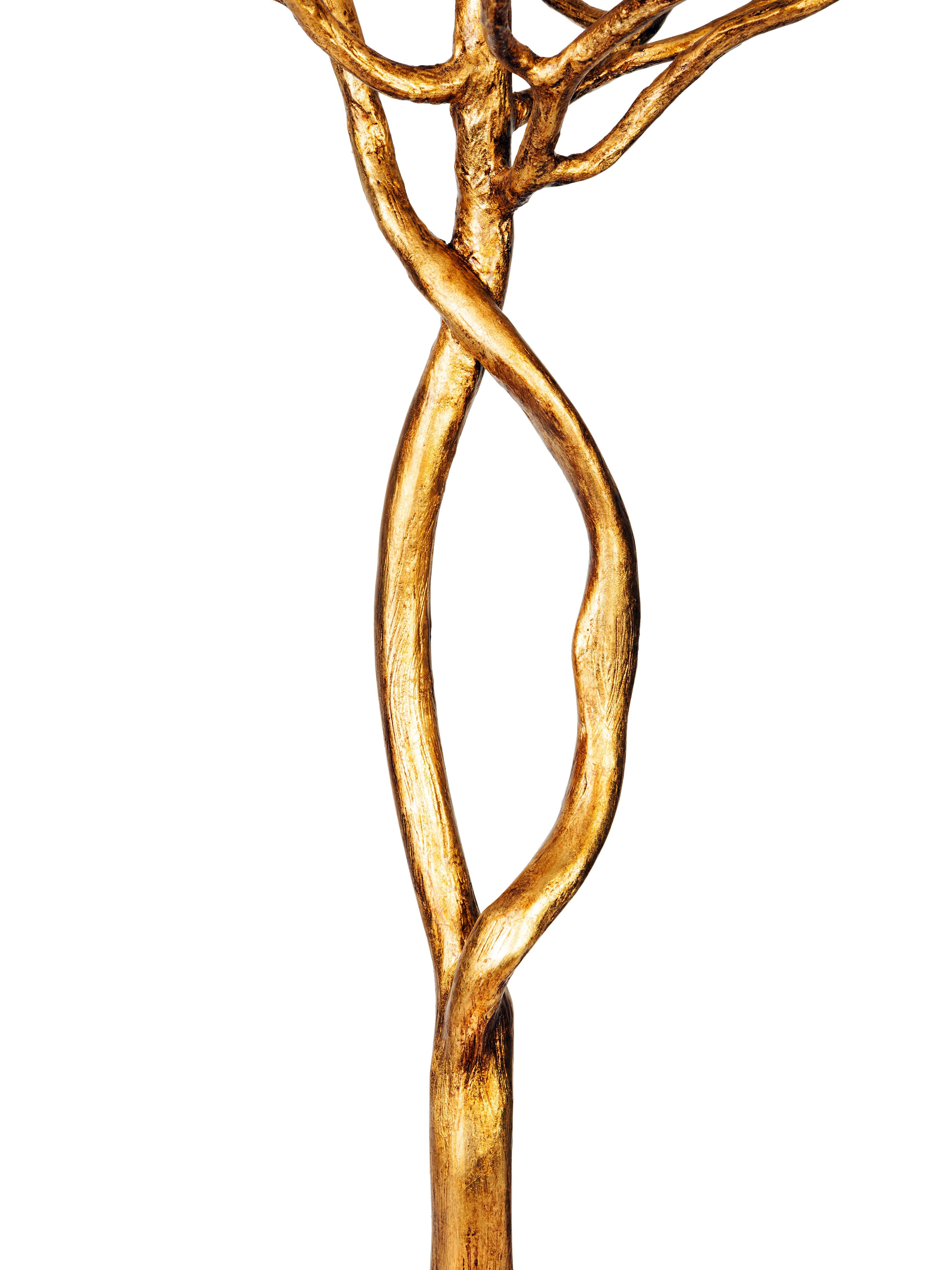 La lampe de table Etna en forme de branche d'arbre est martelée individuellement et formée à la main. Nos artistes internes appliquent ensuite plusieurs couches de plâtre sur la lampe  pour construire la forme distinctive. Lorsqu'il est terminé et