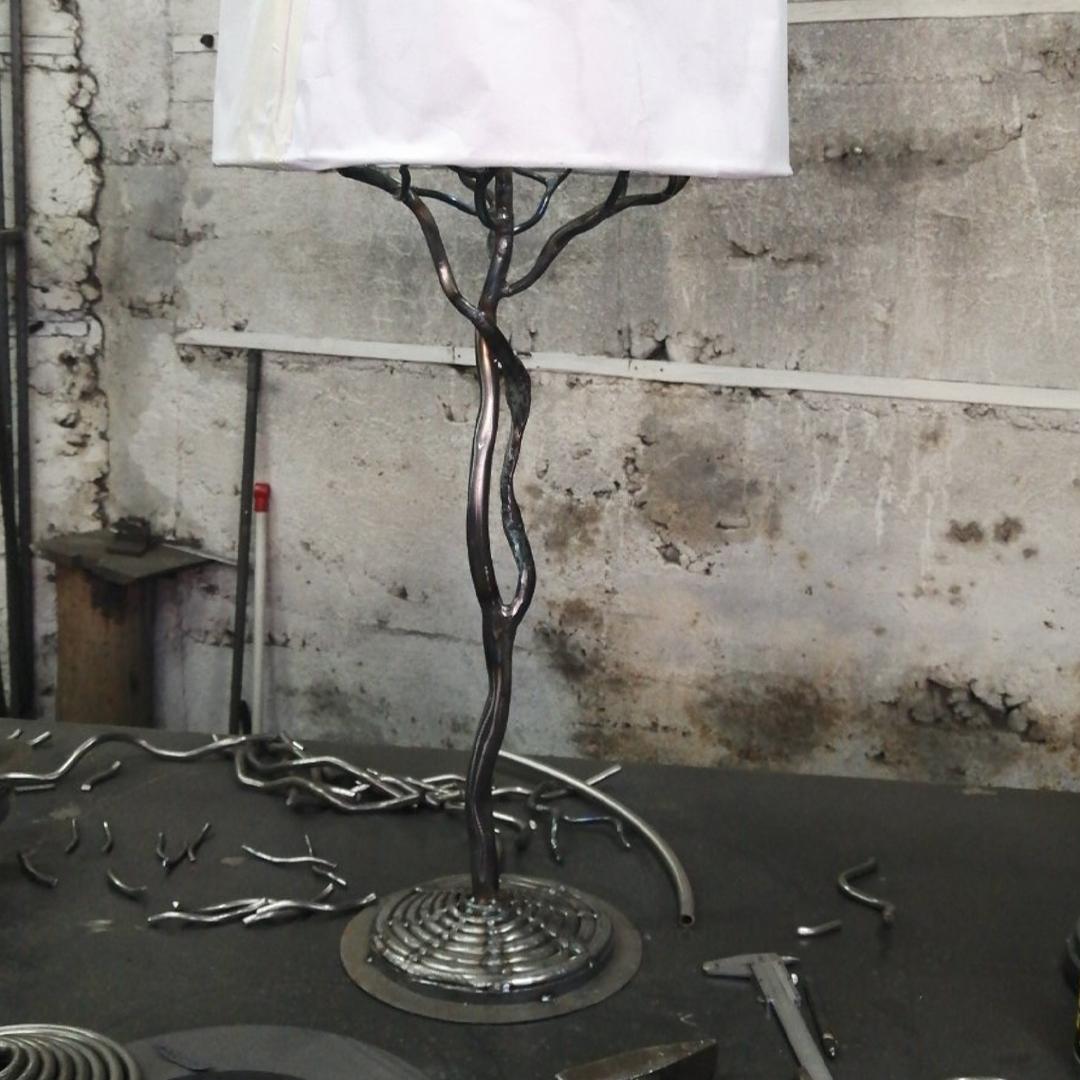 Lampe de bureau Etna en or ancien avec abat-jour en lin par Benediko Neuf - En vente à Freiburg im Breisgau, DE
