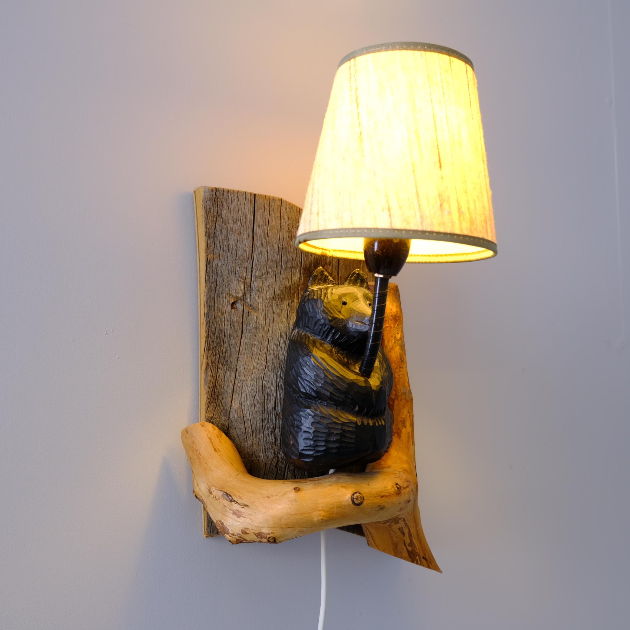 Finlandais Lampe murale d'art populaire organique, ours en bois sculpté à la main, Eino Kypärä, Finlande 1997 en vente