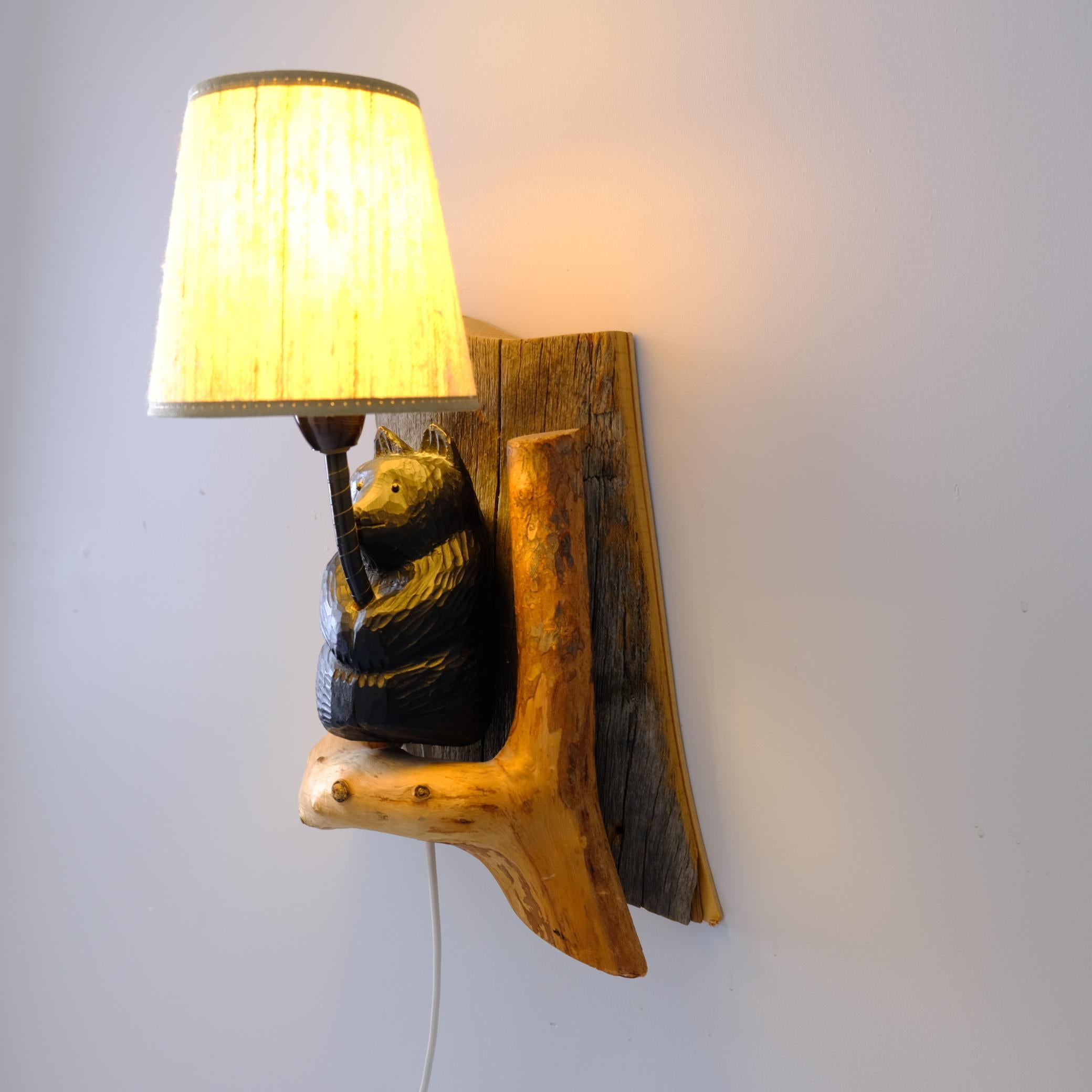 Lampe murale d'art populaire organique, ours en bois sculpté à la main, Eino Kypärä, Finlande 1997 Bon état - En vente à Helsinki, FI