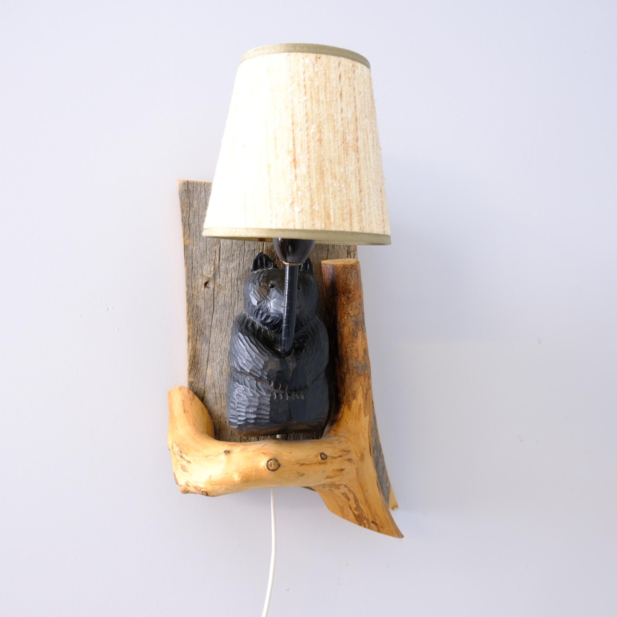 Fin du 20e siècle Lampe murale d'art populaire organique, ours en bois sculpté à la main, Eino Kypärä, Finlande 1997 en vente