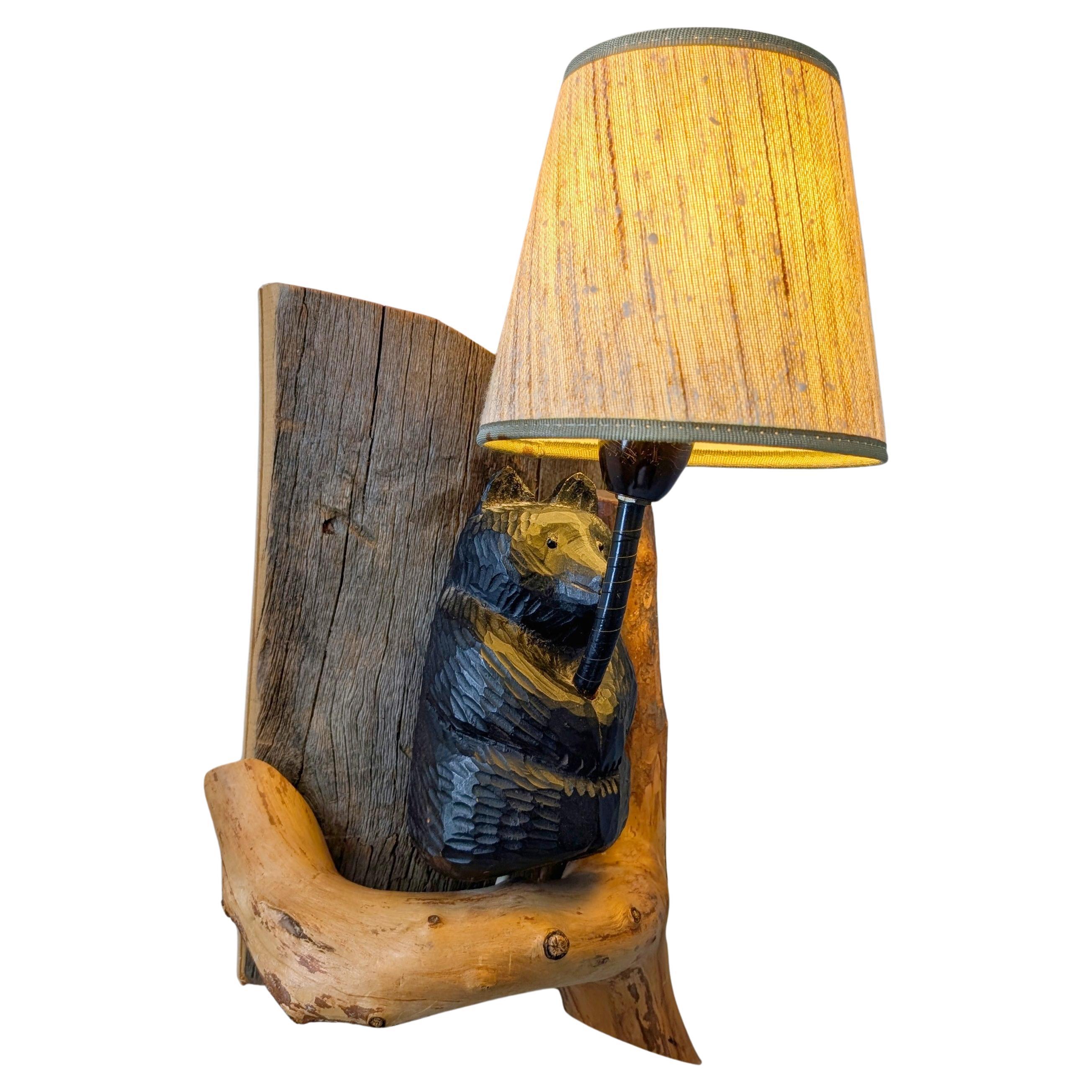 Lampe murale d
art populaire organique, ours en bois sculpté à la main, Eino Kypärä, Finlande 1997 en vente