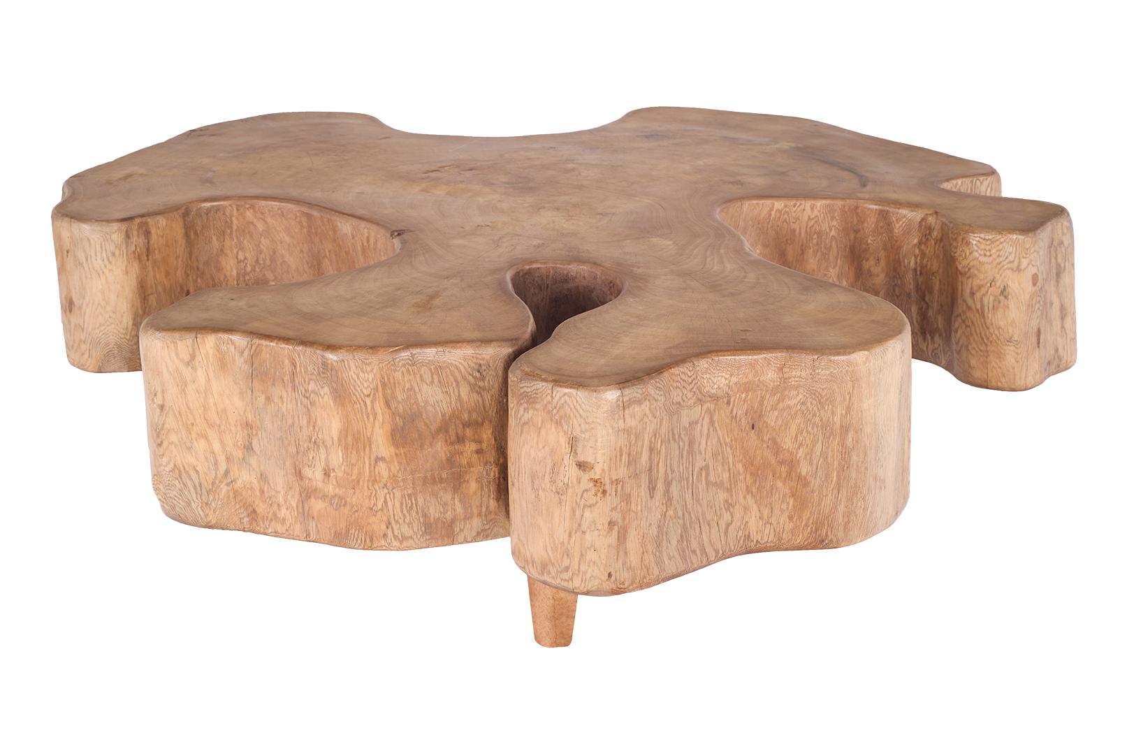 Mesa baja de madera varada con forma orgánica Moderno orgánico