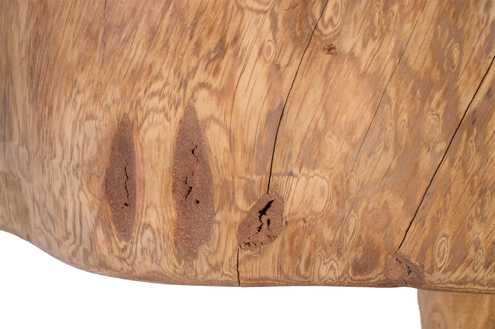 Mesa baja de madera varada con forma orgánica 2