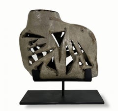 Escultura de cerámica de forma orgánica