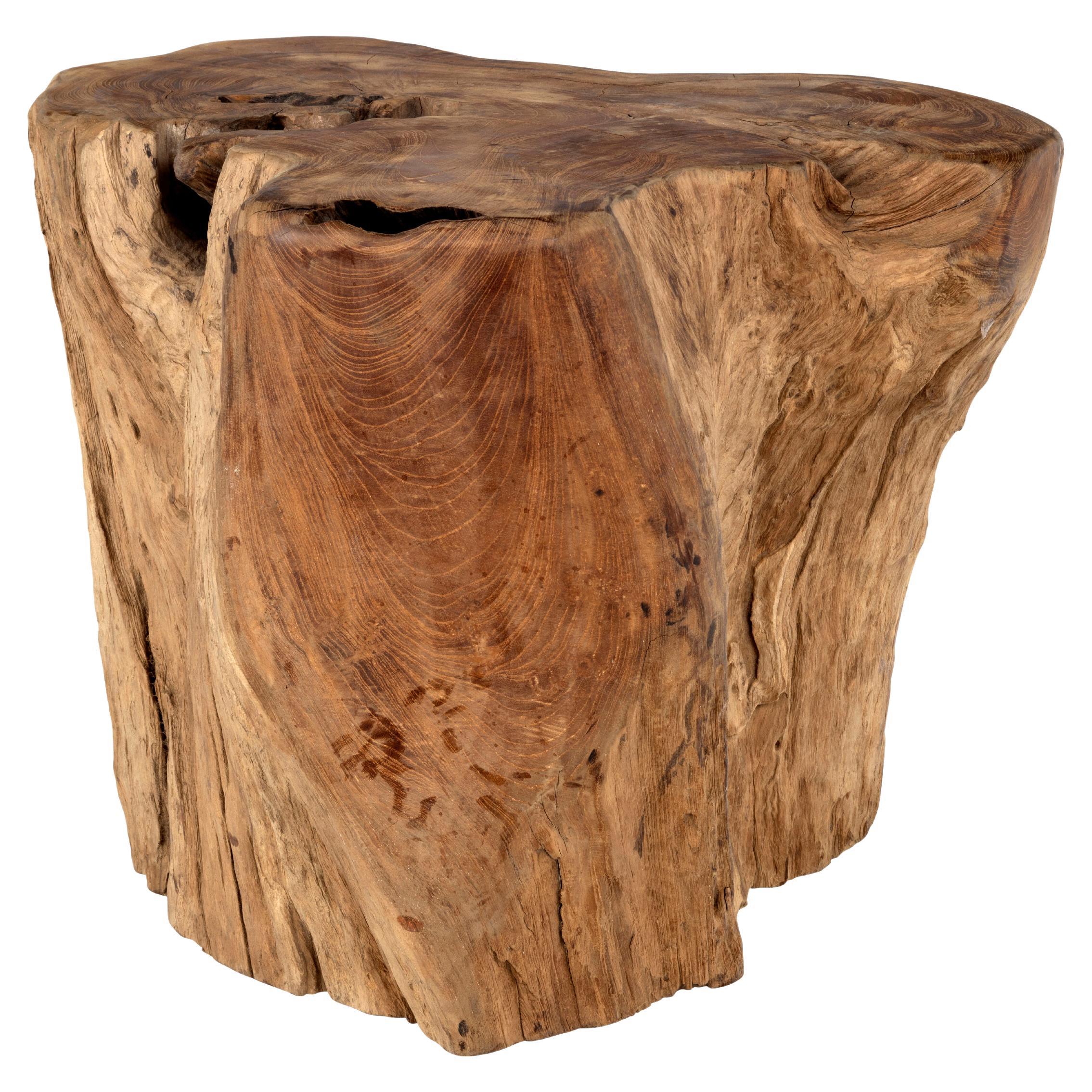 Mesa auxiliar de madera de lichi con forma orgánica 